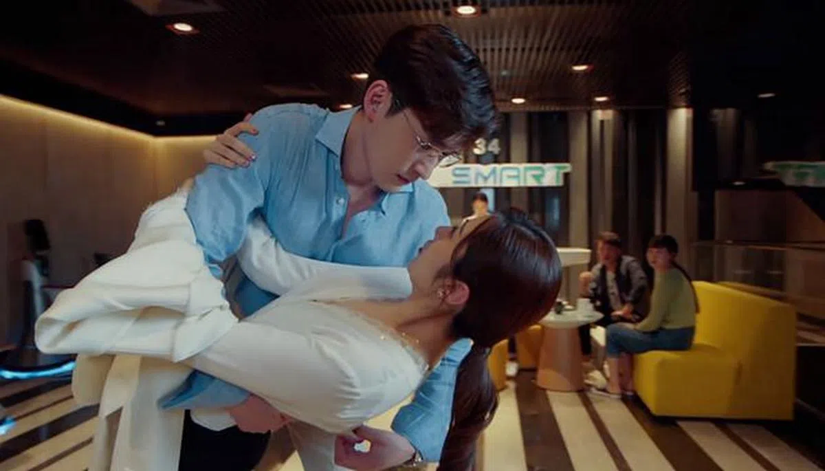 《东八区的先生们》之前曾因剧中的“扯内衣带”画面引起争议。（图/互联网）