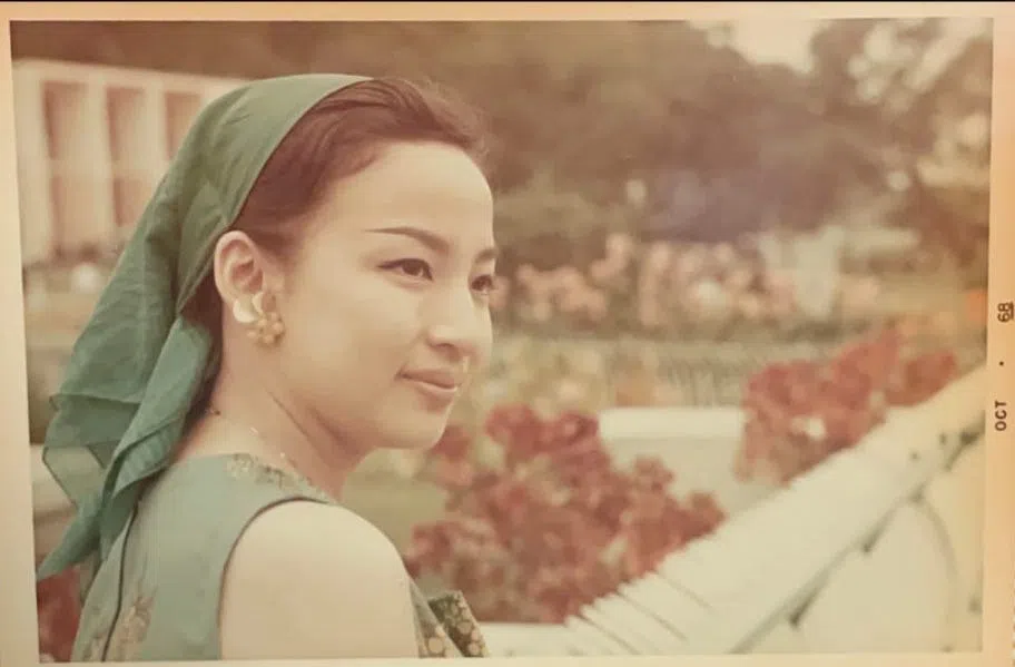 1968年，冯素波来新加坡演唱时，日间趁空档到公园留影。（冯素波提供）