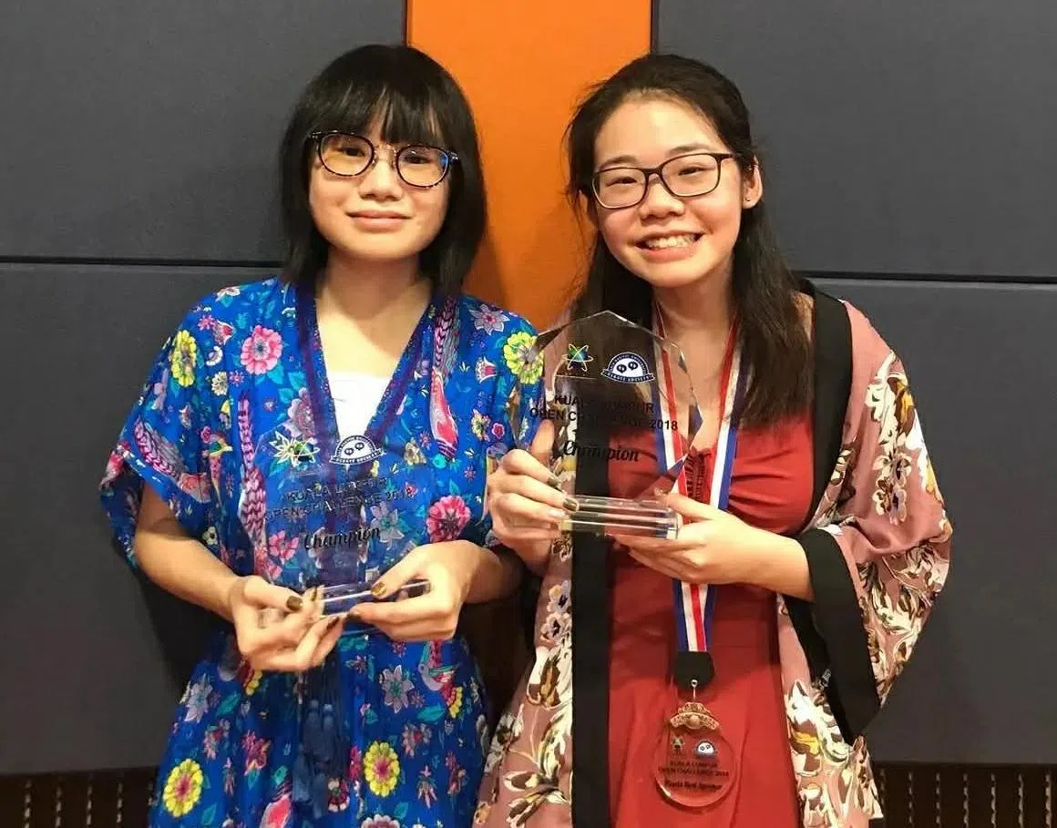 陈贝琪（右）和队友在2018的吉隆坡辩论公开赛勇夺冠军。（受访者提供）