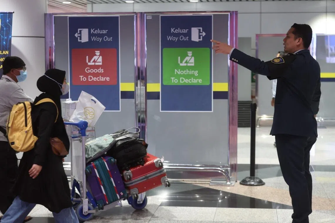 吉隆坡国际机场第一航站星期一（1月26日）起，落实入境后无需申报且快速通关的绿色通道，以解决旅客入境后扫描行李时排长龙的问题。（星洲日报 ）