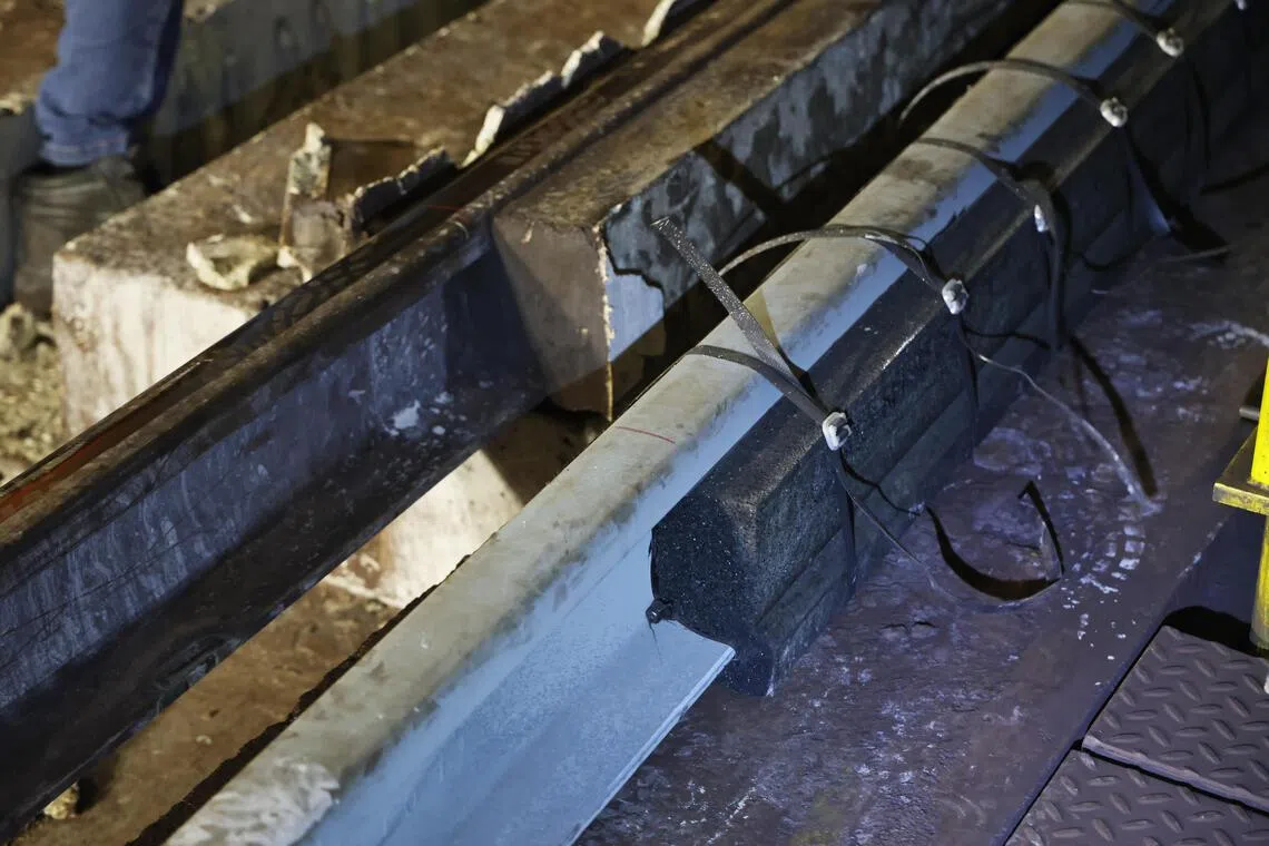 新捷运在嵌入式轨道更换作业中采用可部分预制的弹性树脂橡胶模块，使轨道更新更快捷、高效。（陈渊庄摄）