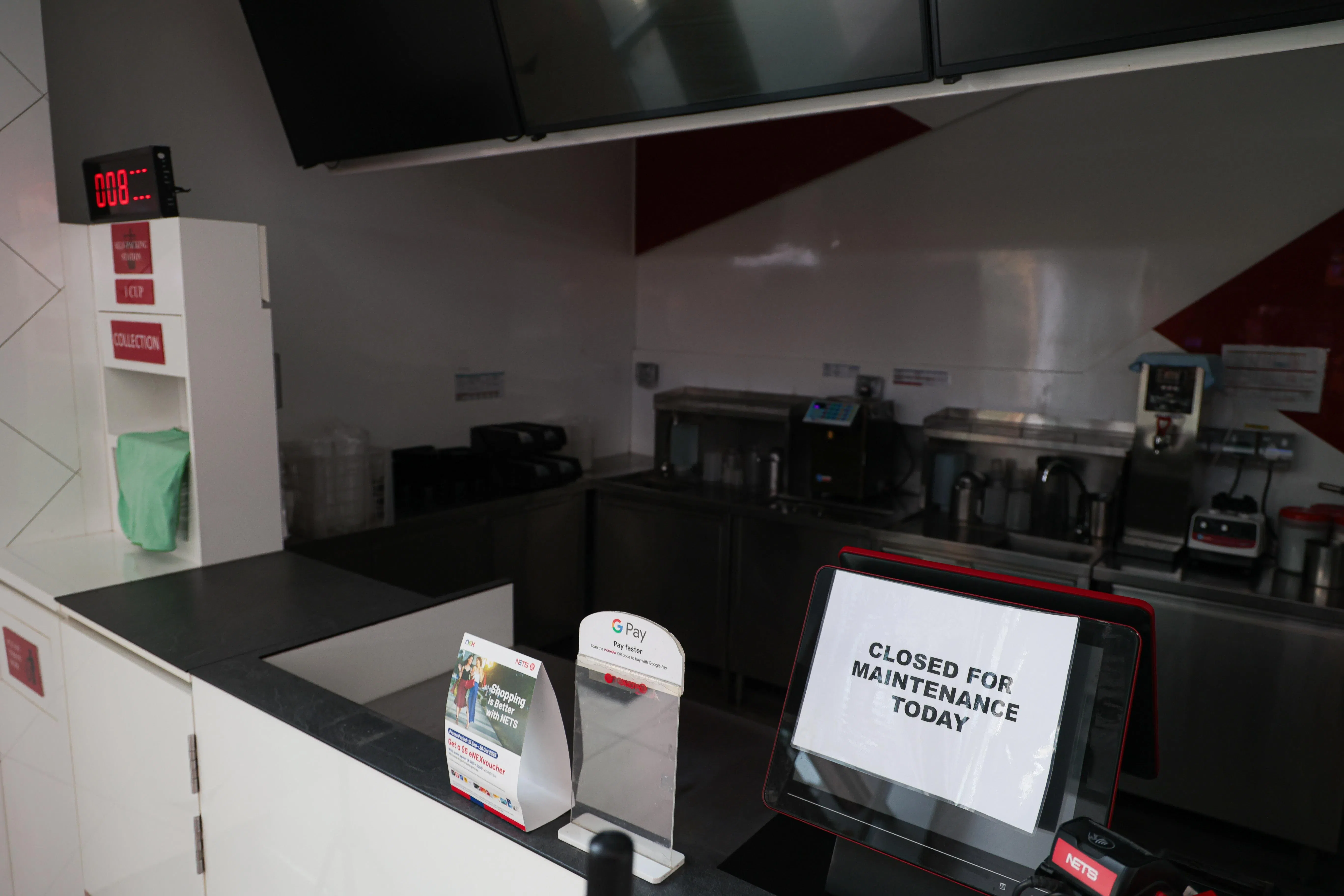 《联合早报》星期四下午走访位于实龙岗NEX商场的贡茶分店。店内张贴的文告显示，分店因维修而关闭，但店内明显空荡。（李冠卫摄）