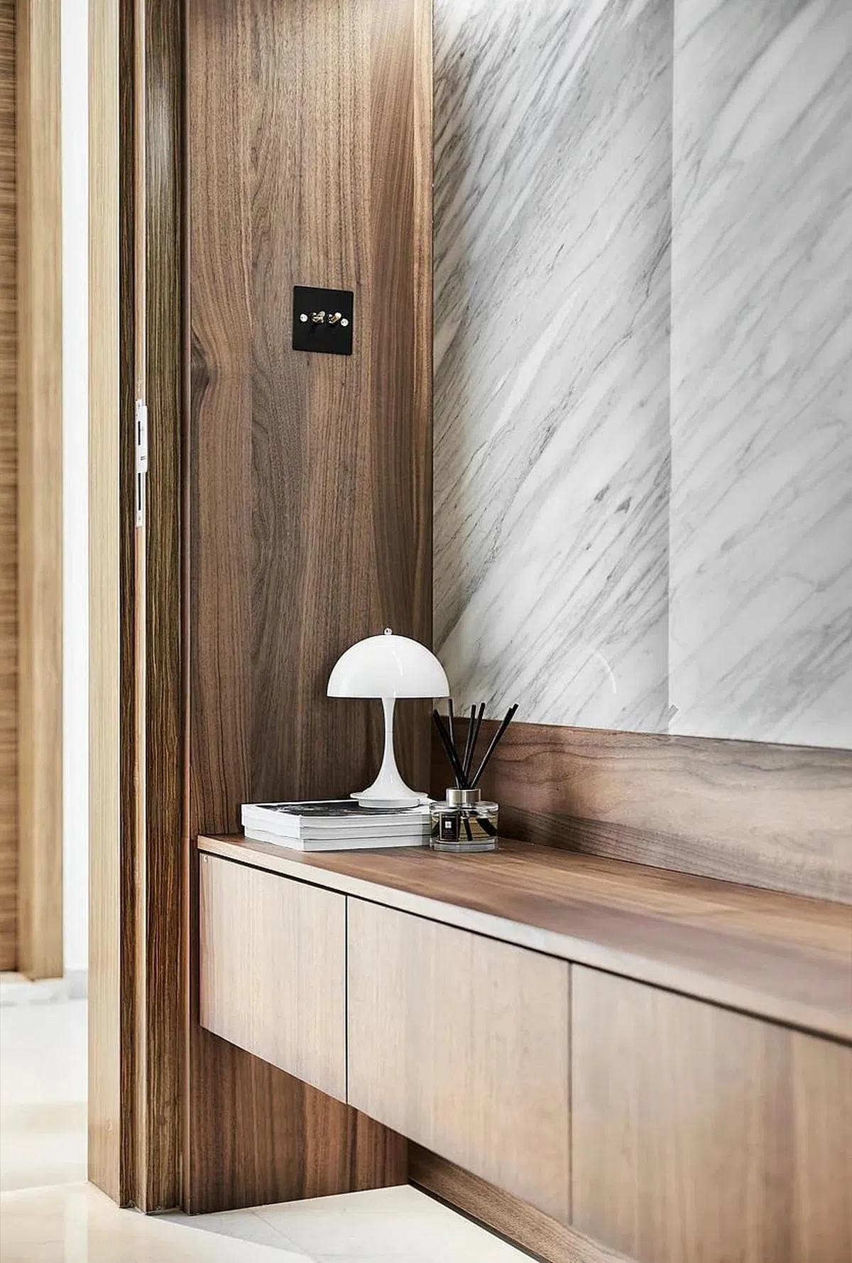 玄关的“木”与“石”为整个家居定调。（Happe Design Atelier提供照片）