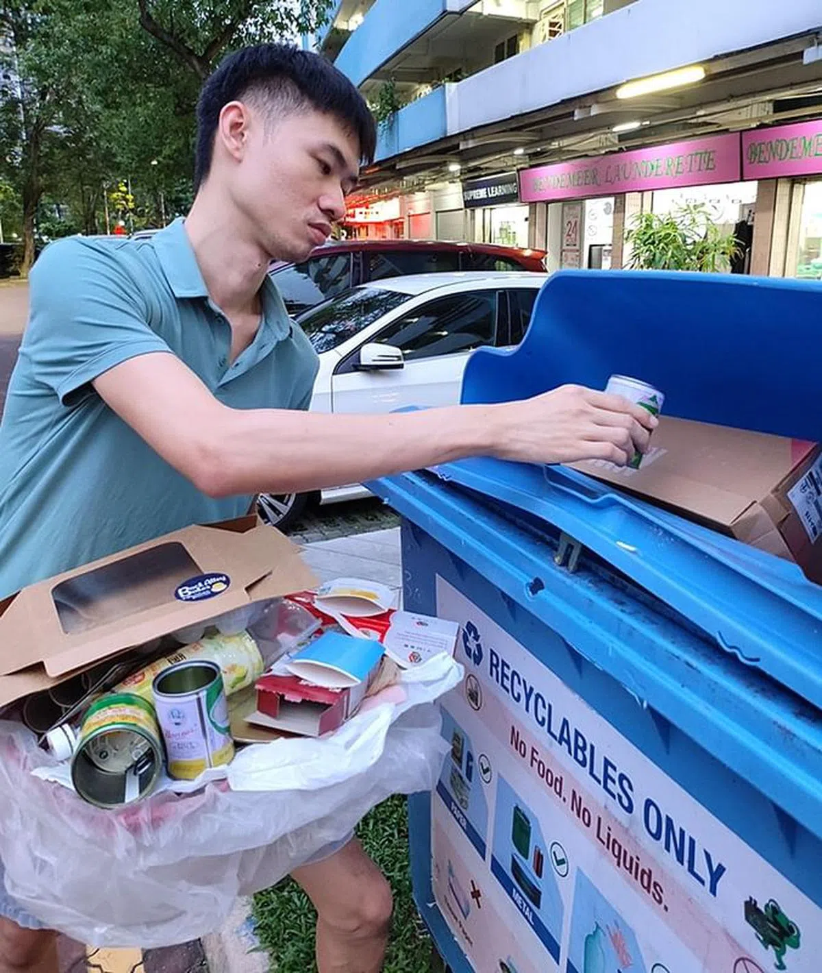 将干净的回收物品投入蓝色回收箱是作者周末必做之事。（图/作者提供）