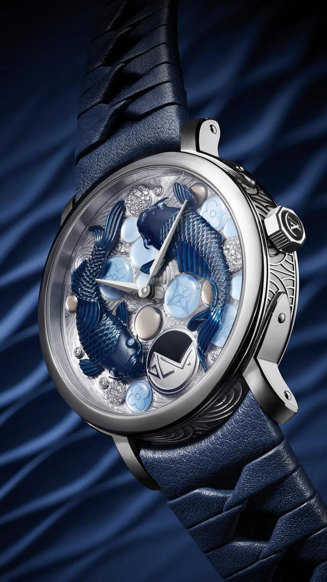 花园锦鲤表盘上两条鲤鱼花150小时手工制作。（路易威登提供）