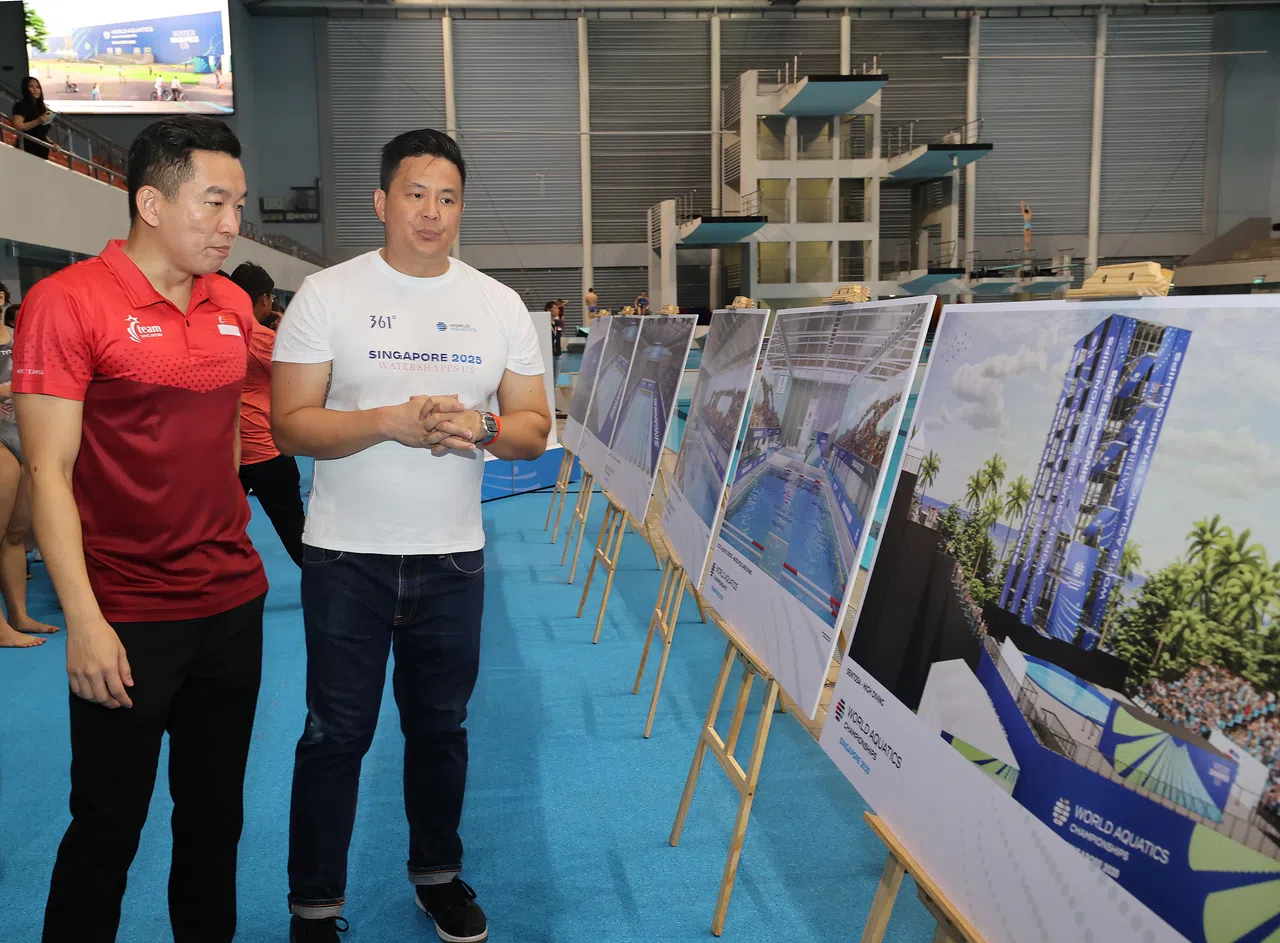 文化、社区及青年部兼社会及家庭发展部高级政务次长蔡瑞隆（左）和新加坡泳总会长蔡荣俊，查看我国将举办世界水上运动锦标赛地点的展示板。（邬福梁摄）