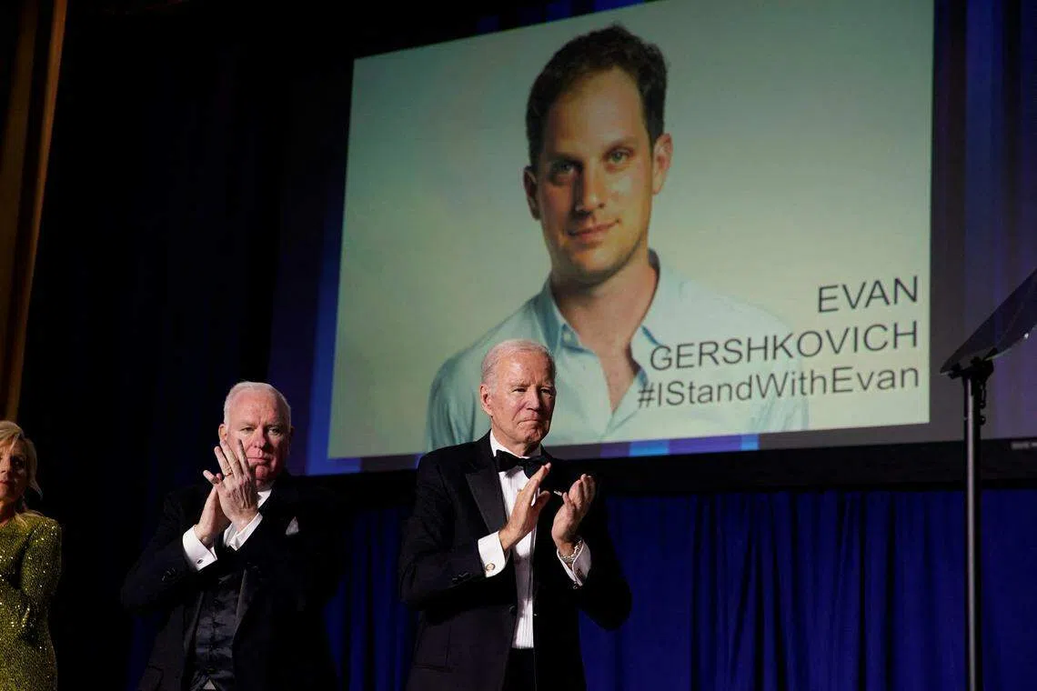 美国总统拜登（右一）承诺，当局将设法与俄当局周旋，让美籍记者埃文·格尔什科维奇重获自由。（路透社）