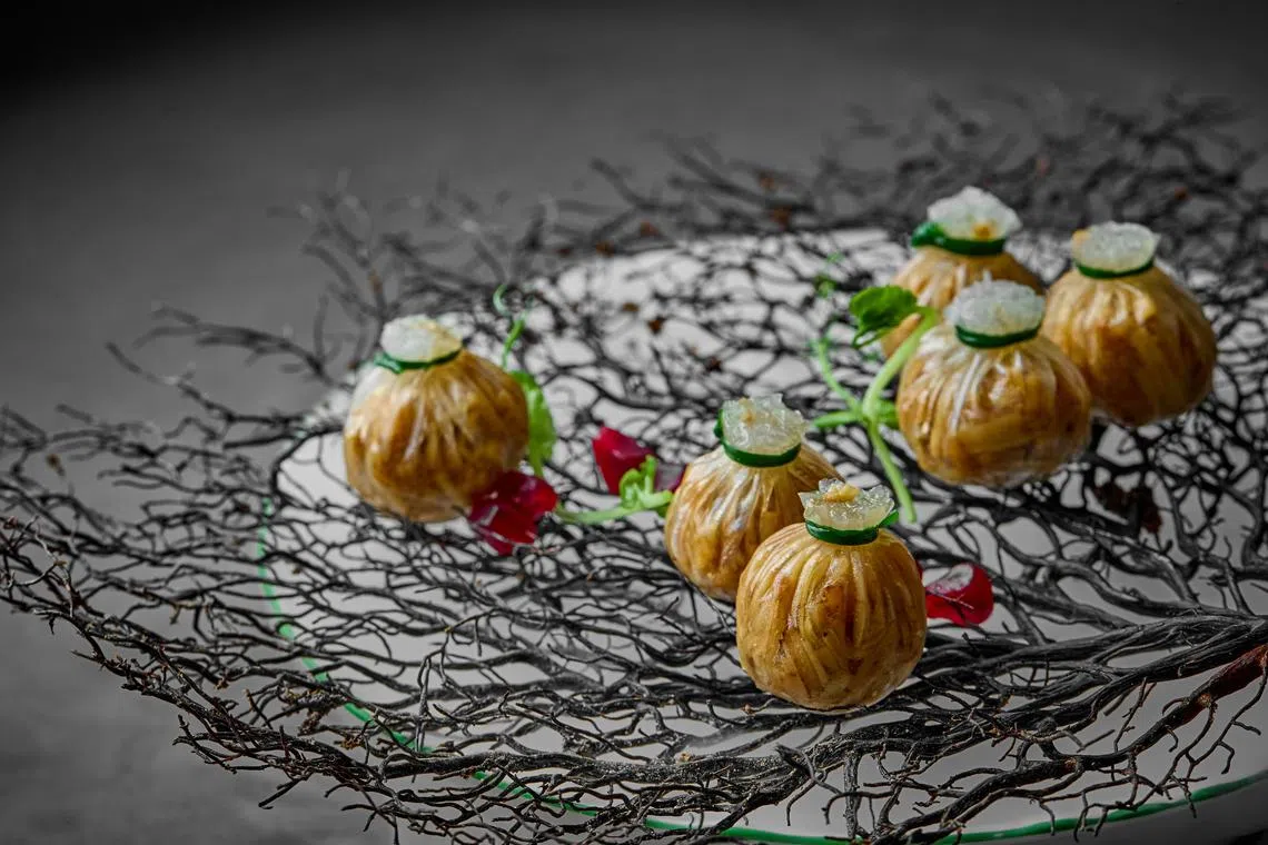 野生菌菇石榴包，是俞斌自创菜之一。（餐馆提供）