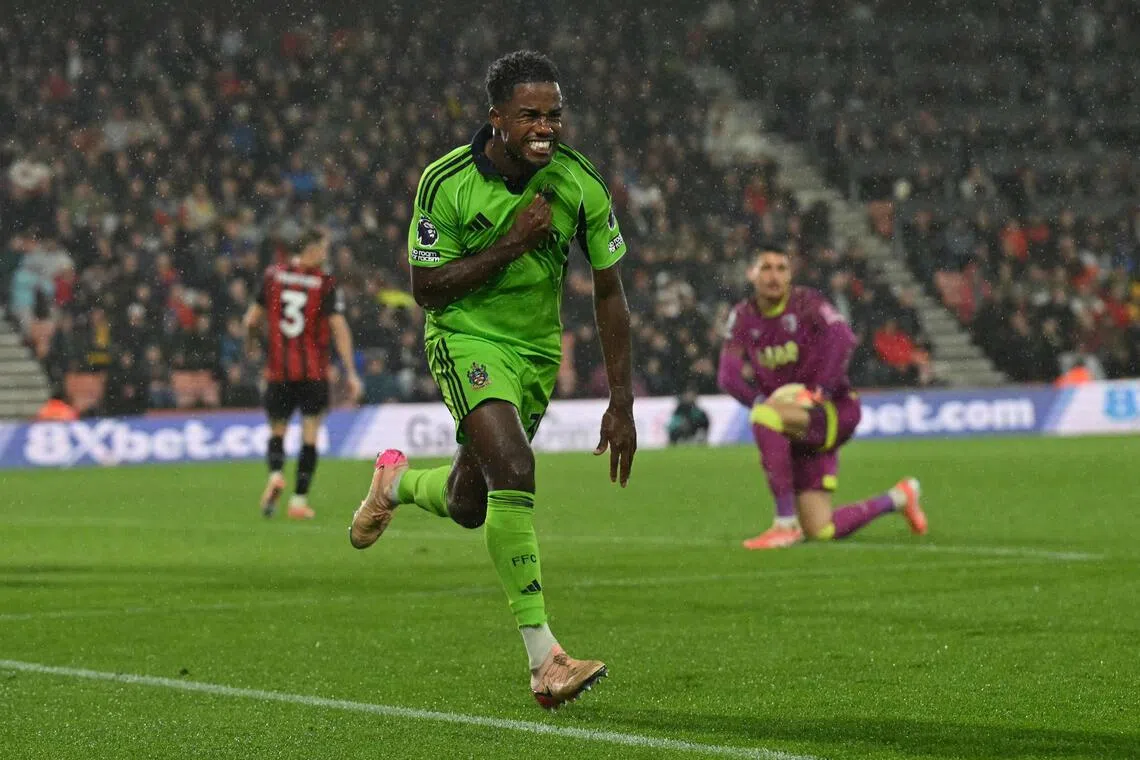 在第70分钟攻入全场首球的富勒姆后卫塞塞尼翁（绿衣）激动庆祝，但他的球队随后被伯恩茅斯连扳三球，铩羽而归。（法新社）