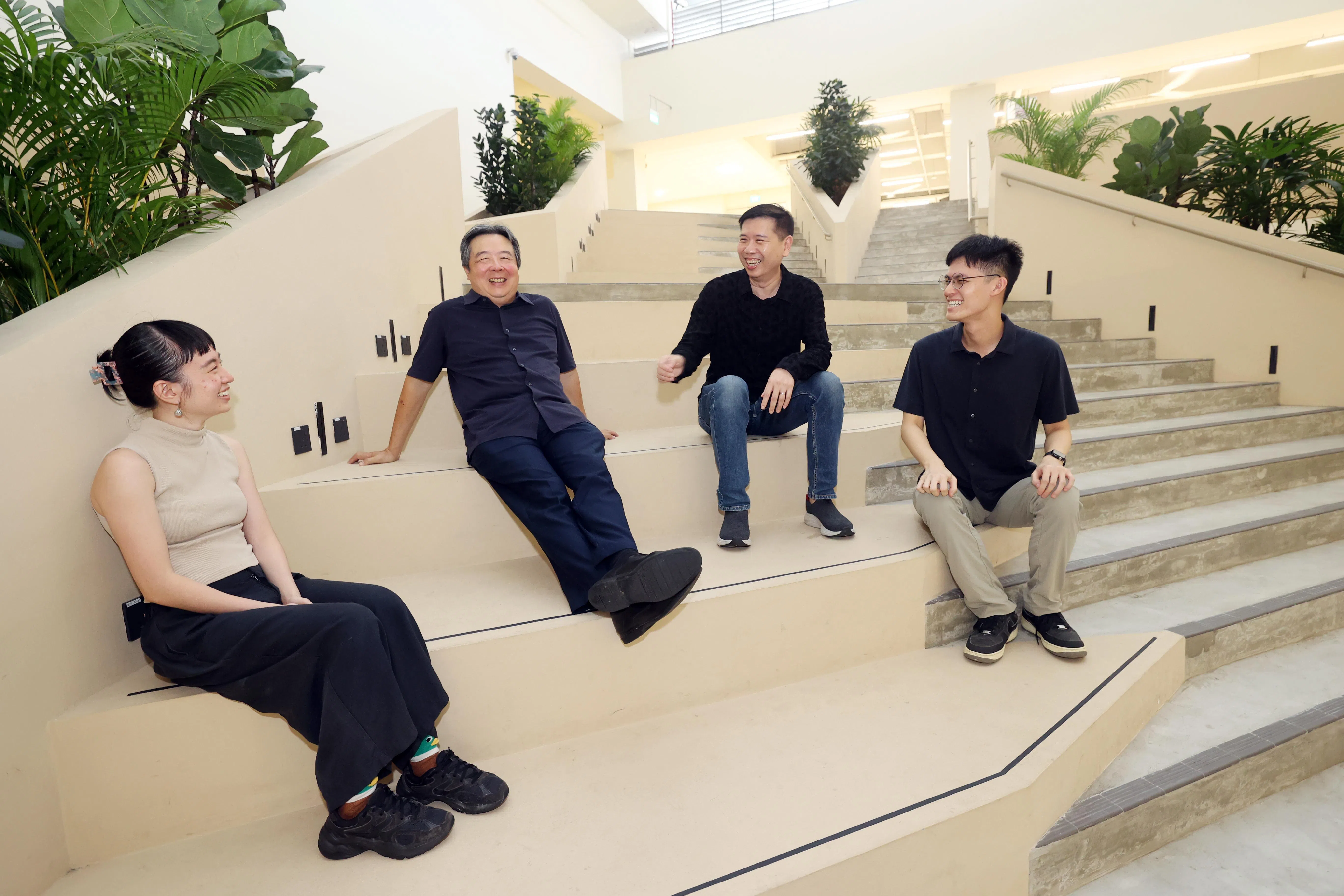 国大副校长（校园基础建设）许燕龙（右二）和学⽣事务处副处⻓陈子乐副教授（左二）受访时说，国大会确保学生有足够的空间进行艺术活动。国大也一直与林凯羚（左一）和黃兆弘（右一）等积极参与艺术活动的学生交流，听取他们的意见。（邝启聪摄）