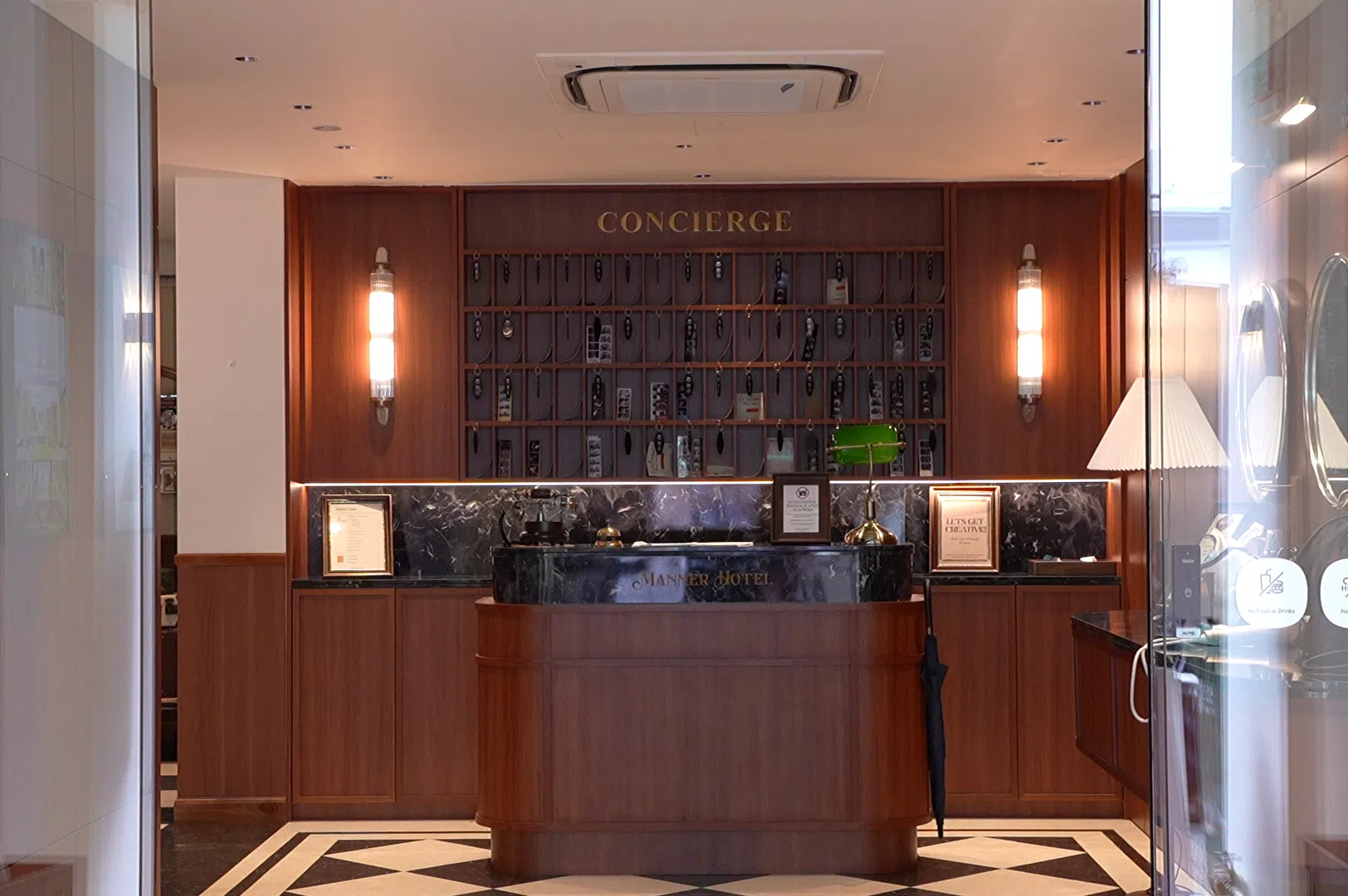 受电影《布达佩斯大饭店》启发的Manner Hotel大头贴照相亭。（视频截图）
