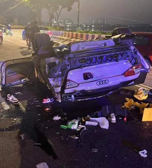 三名嫌犯乘坐新加坡注册奥迪轿车逃逸，失控撞毁。（互联网）