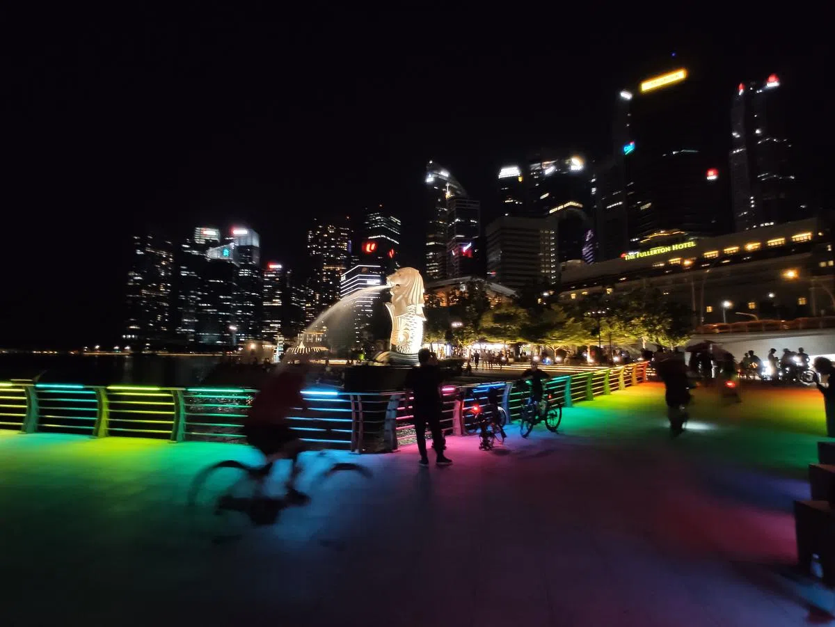 李伟烈今年1月徒步推着“爱”环岛行走，第六天在鱼尾狮公园做了彩虹灯装置作为完结。（Very Small Exhibition提供）