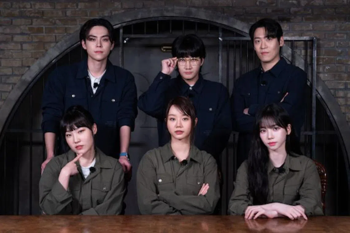 金度勋（后排左起）、李龙真、John Park、李恩智（前排左起）、惠利和Karina，在《怪奇谜案限时破》化身特务。（取自Netflix网站）