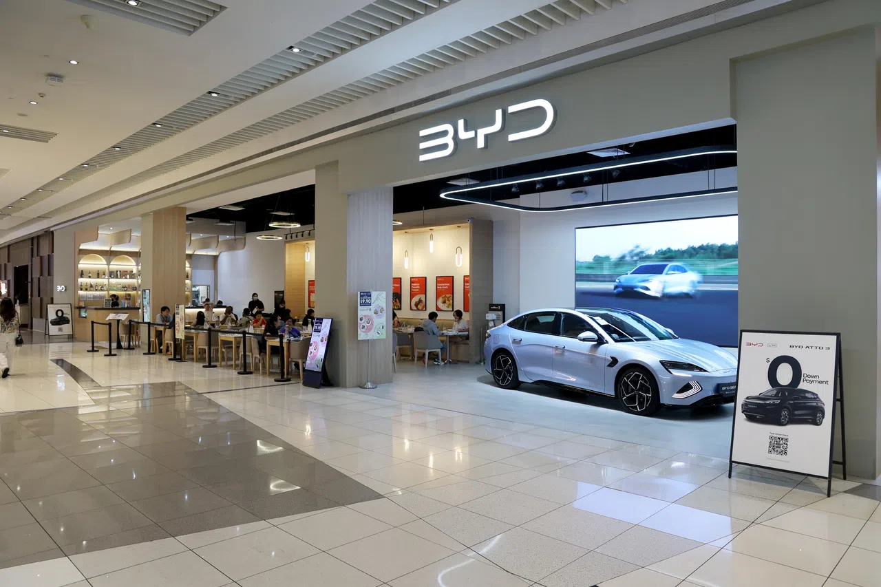 比亚迪新加坡代理商在购物商场内设立展销厅，并结合餐饮元素以吸引潜在买家。（龙国雄摄）