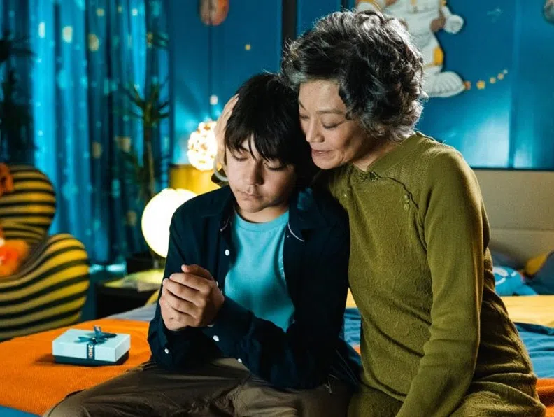 张艾嘉（右）和刘诺一在《熊猫月亮》中演出祖孙。（取自邵氏官方网站）