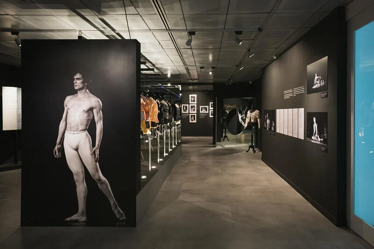 “起舞：向鲁道夫·纽瑞耶夫致敬”集多种藏品和媒介于一体，全方位展示巨星生平。（Arron Teo: Art//Photography提供）