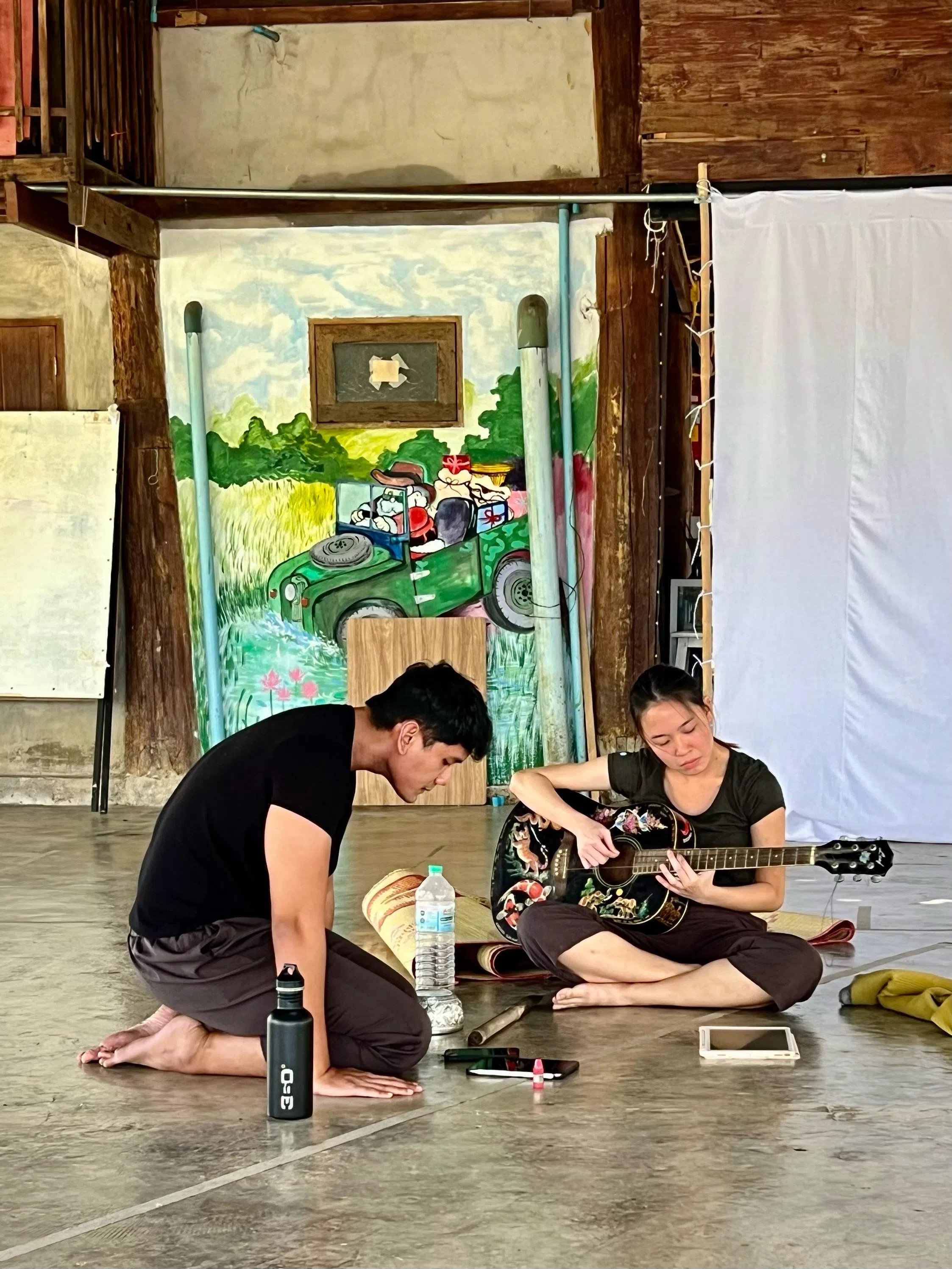 演员在工作坊中即兴发挥，以声音和乐器诠释故事场景。（主办单位提供）