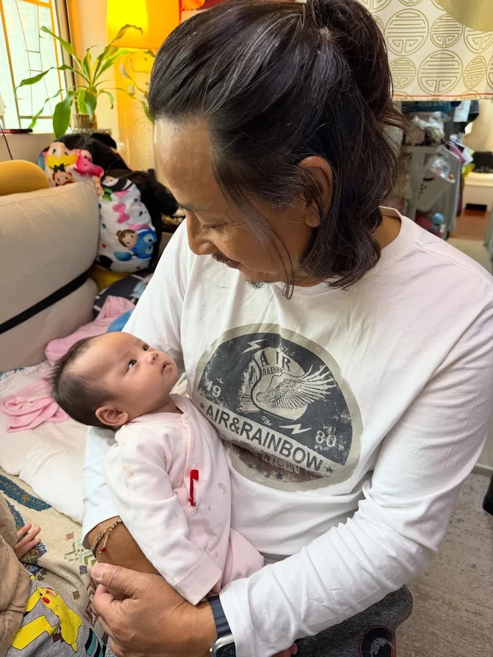 “小贵妃”睁着大眼睛注视爸爸，让网民大赞好可爱。（互联网）