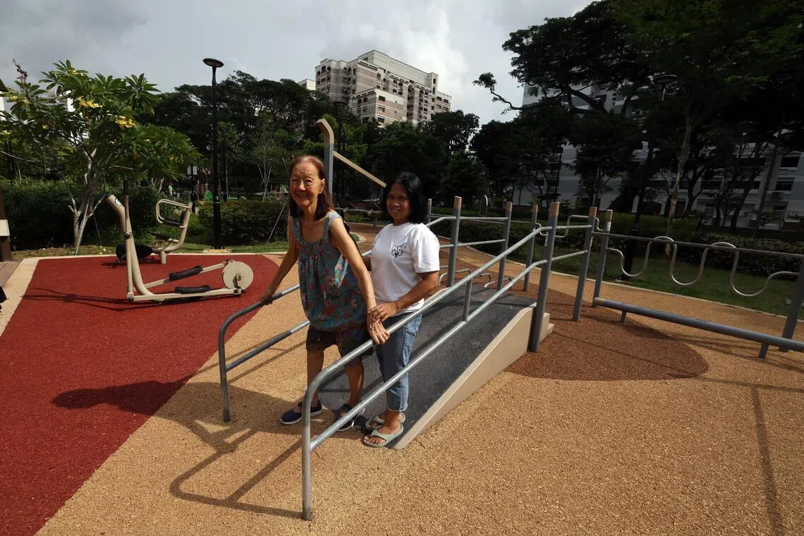 年长者可以在公园运动，锻炼手部和腿部肌肉。（邝启聪摄）