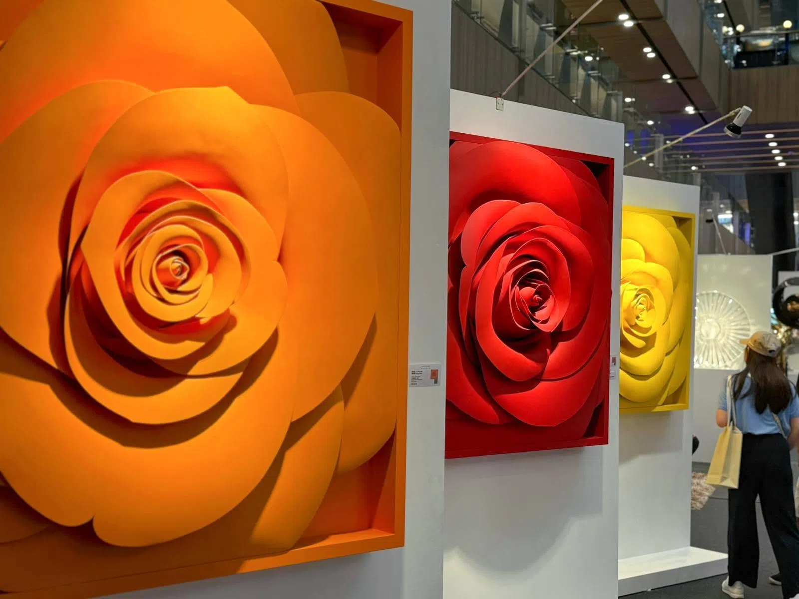 蔡志松的不锈钢与烤漆玫瑰系列雕塑。（林大艺术中心提供）