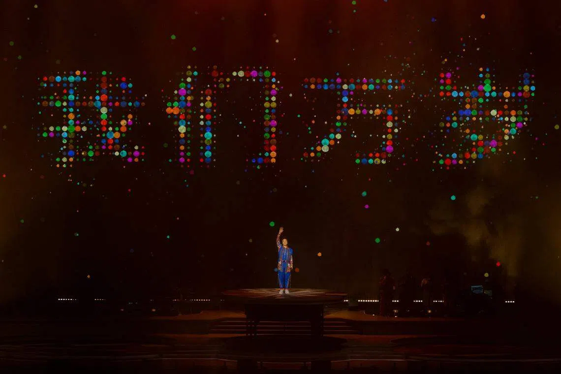 陈奕迅唱完第28首歌《我们万岁》，才终于开口说话。（Live Nation新加坡提供）