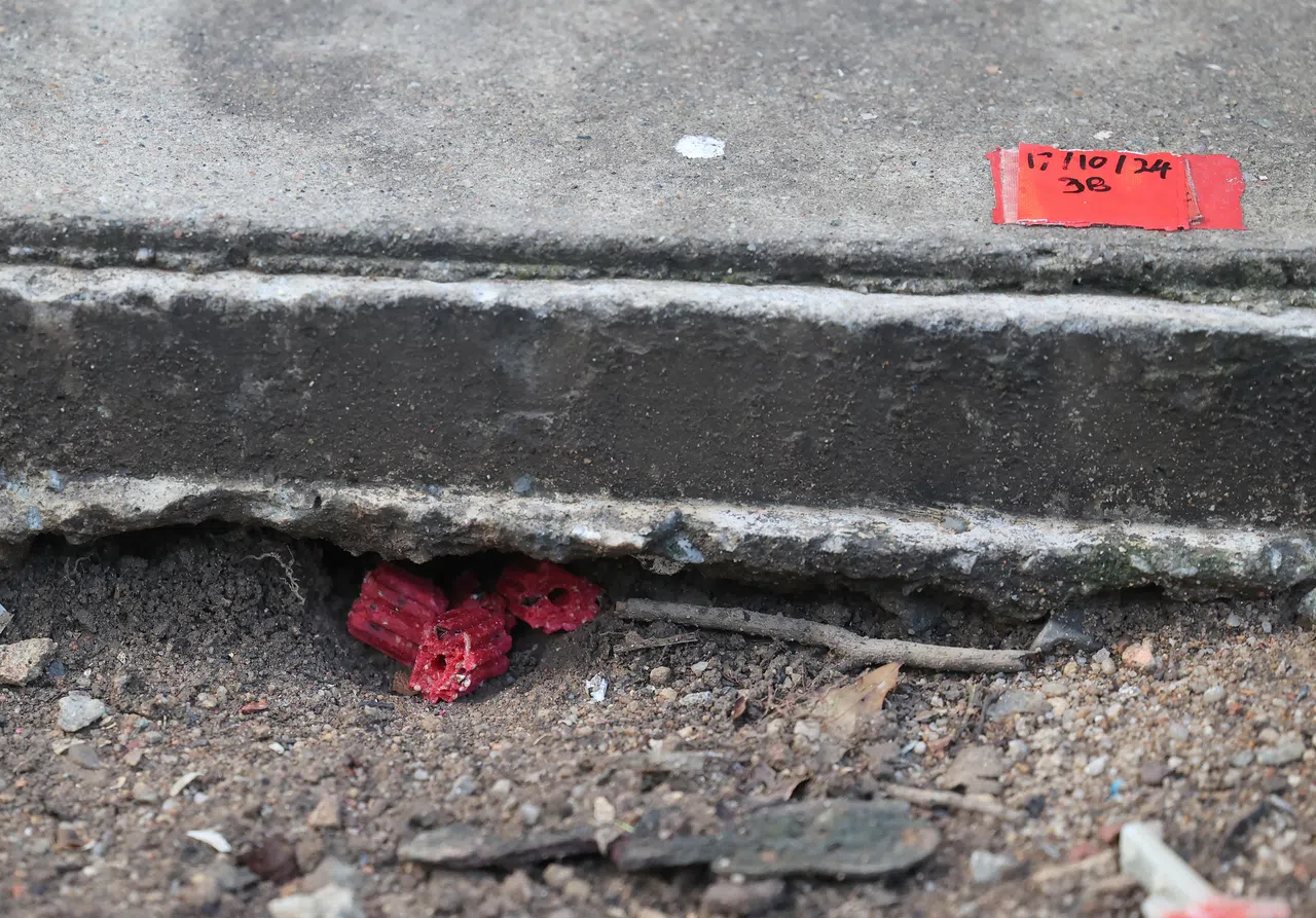 市镇会已经在鼠洞口放置老鼠药，旁边的红色贴纸上，标记了放药日期。（邬福梁摄）