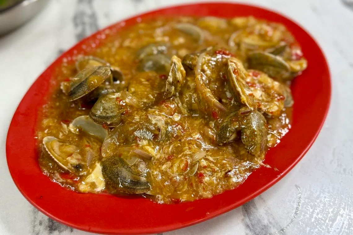 参峇啦啦辣香开胃，蛤蜊鲜甜饱满，肉质爽口弹牙。（叶晓虹摄）