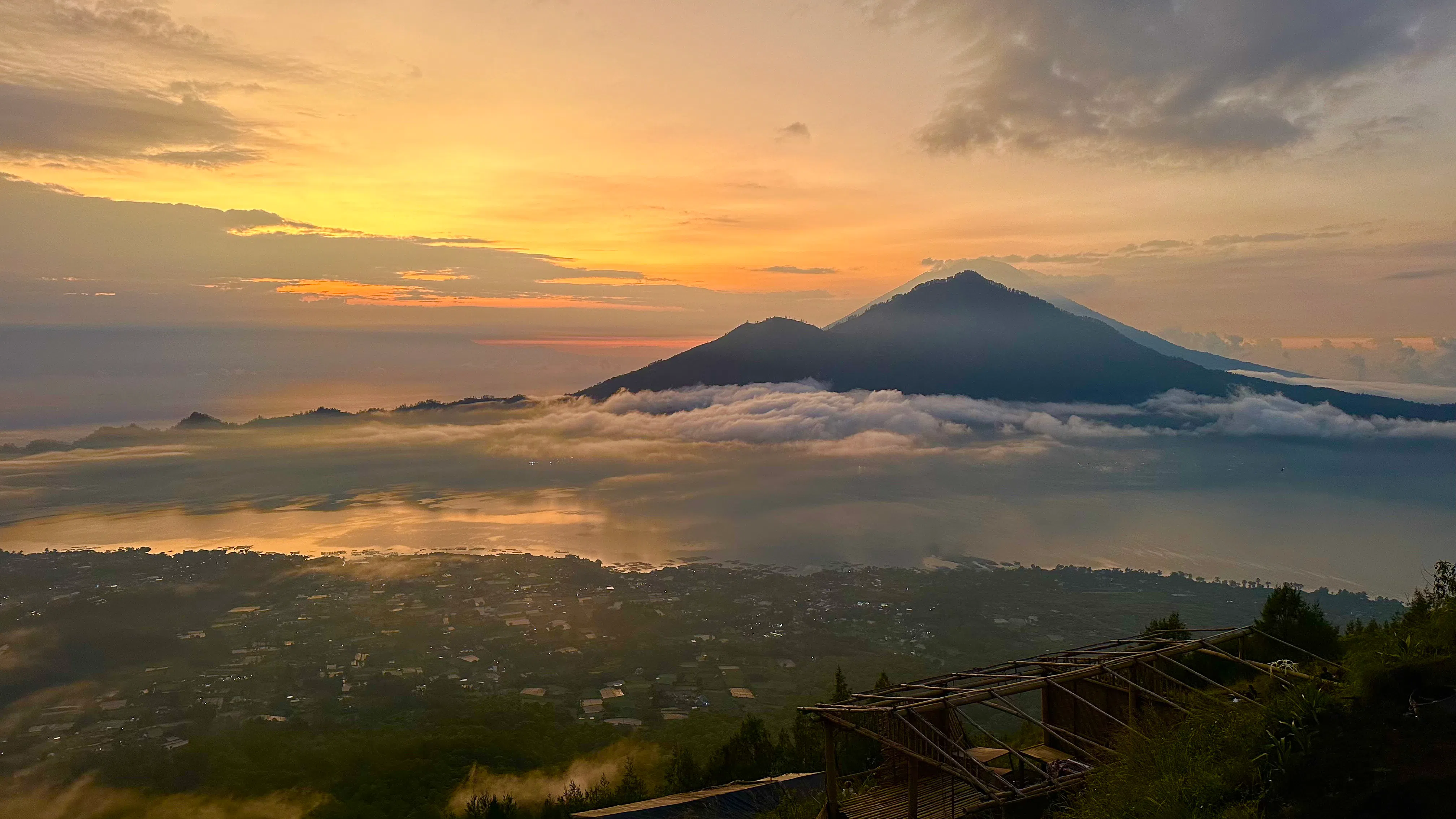 6点前登到山顶，看到了美丽的日出与云海。（陈晓彤摄）