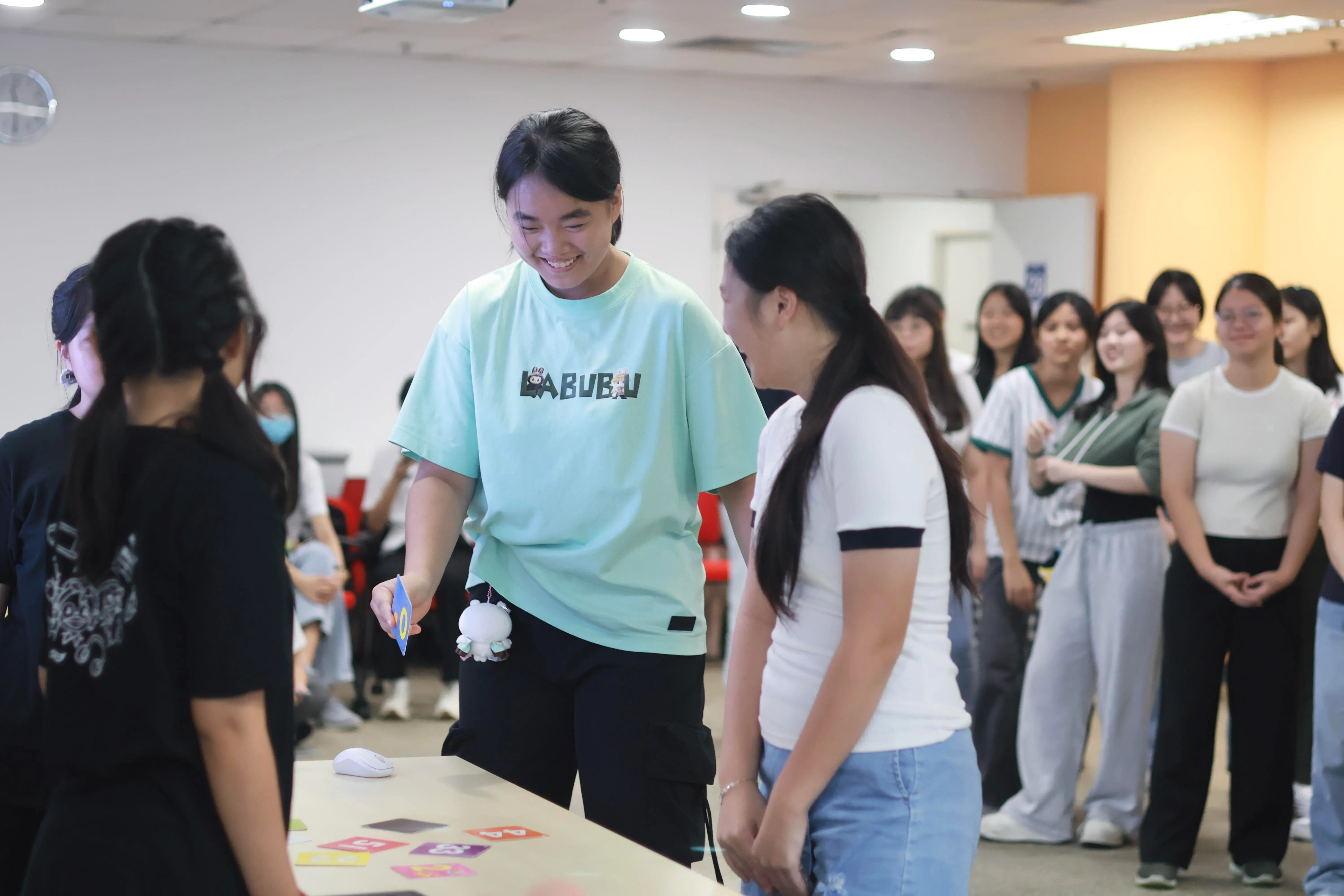 不同组的新鹰（实习通讯员）在迎新2025玩PK游戏，趣味满满。（联合学生摄影通讯员马倪静拍摄）