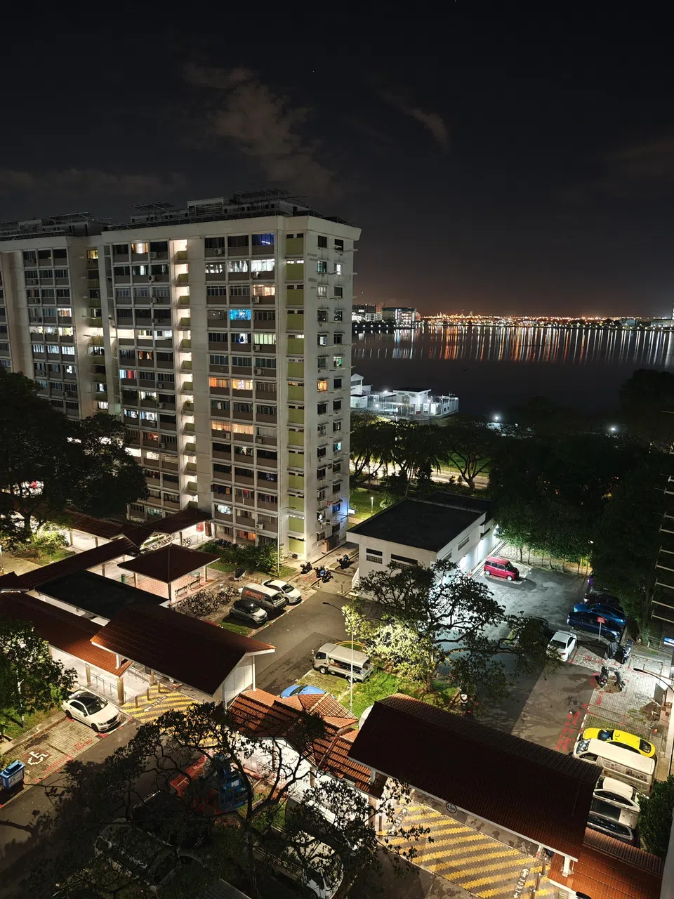 小米14 Ultra较能够有效地抑制过度曝光，清晰地拍出夜景细节。（黄少伟摄）