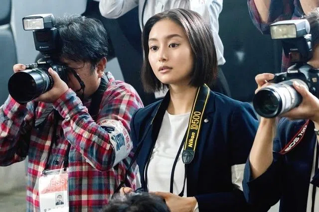 忽那汐里扮演的女记者以一般人角度看相扑，从不屑到逐渐产生热爱。（互联网）