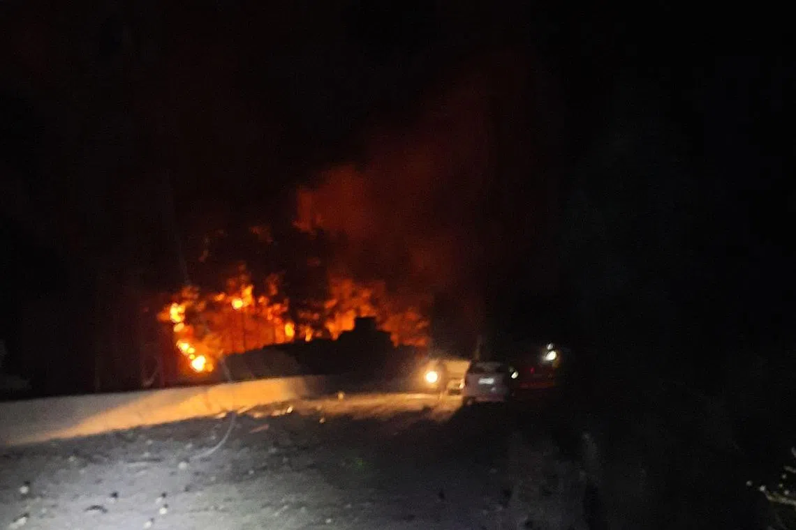 叙利亚阿拉伯通讯社星期一发布的照片显示，叙利亚中部哈马省迈斯亚夫在夜里遭受空袭后发生大火。（法新社）