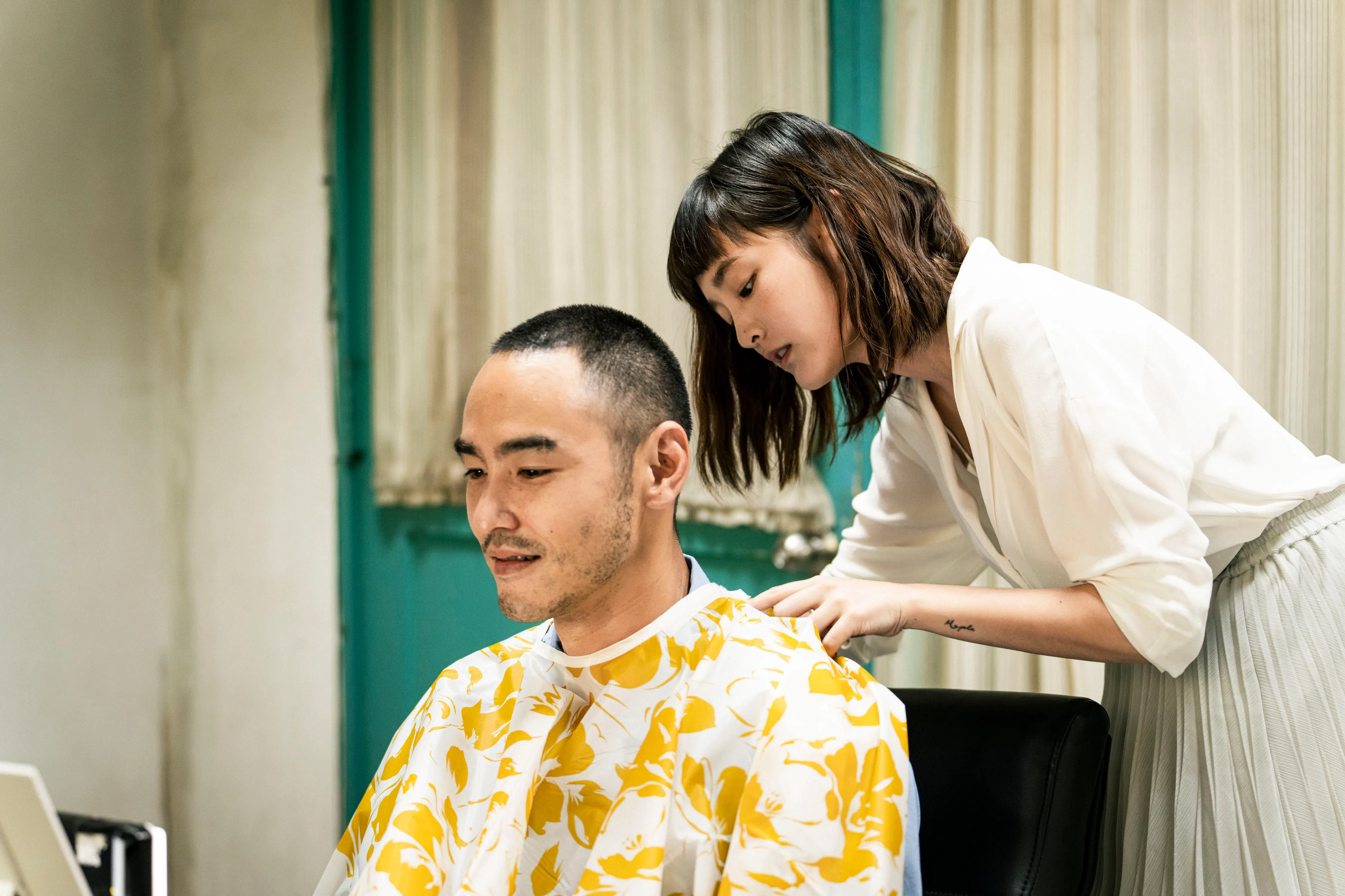 阮经天（左）和王净一场剃须的戏，全程零对白，考验两名演员的默契。（邵氏机构提供）