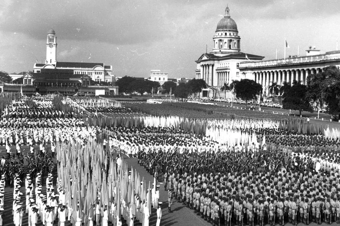 新加坡脱离马来西亚独立后的首个国庆庆典在政府大厦前大草场举行。阅兵式1966年8月9日上午9时开始。2万3000名男女老幼参加了90分钟的步操，包括人民卫国军组成的六个方队、青年制服团体、四大语文源流学校的学生以及人民行动党和全国职工总会的代表。见证我国多个重大历史事件的大草场2022年8月被列为我国第75个国家古迹，国家文物局今年3月也宣布，大草场同周边的建筑群已被列入我国的联合国教科文组织世界文化遗产预备名单，申遗程序预计9月启动。（南洋商报）