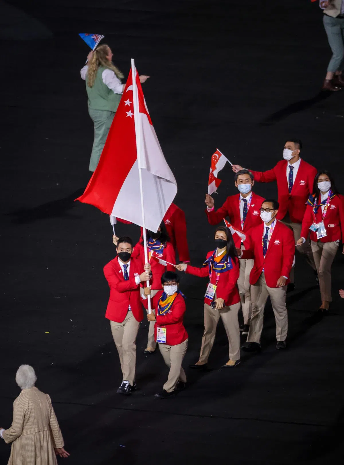 我国羽将许永凯（左）和残疾举重选手诺艾妮是擎旗手。（叶振忠摄）