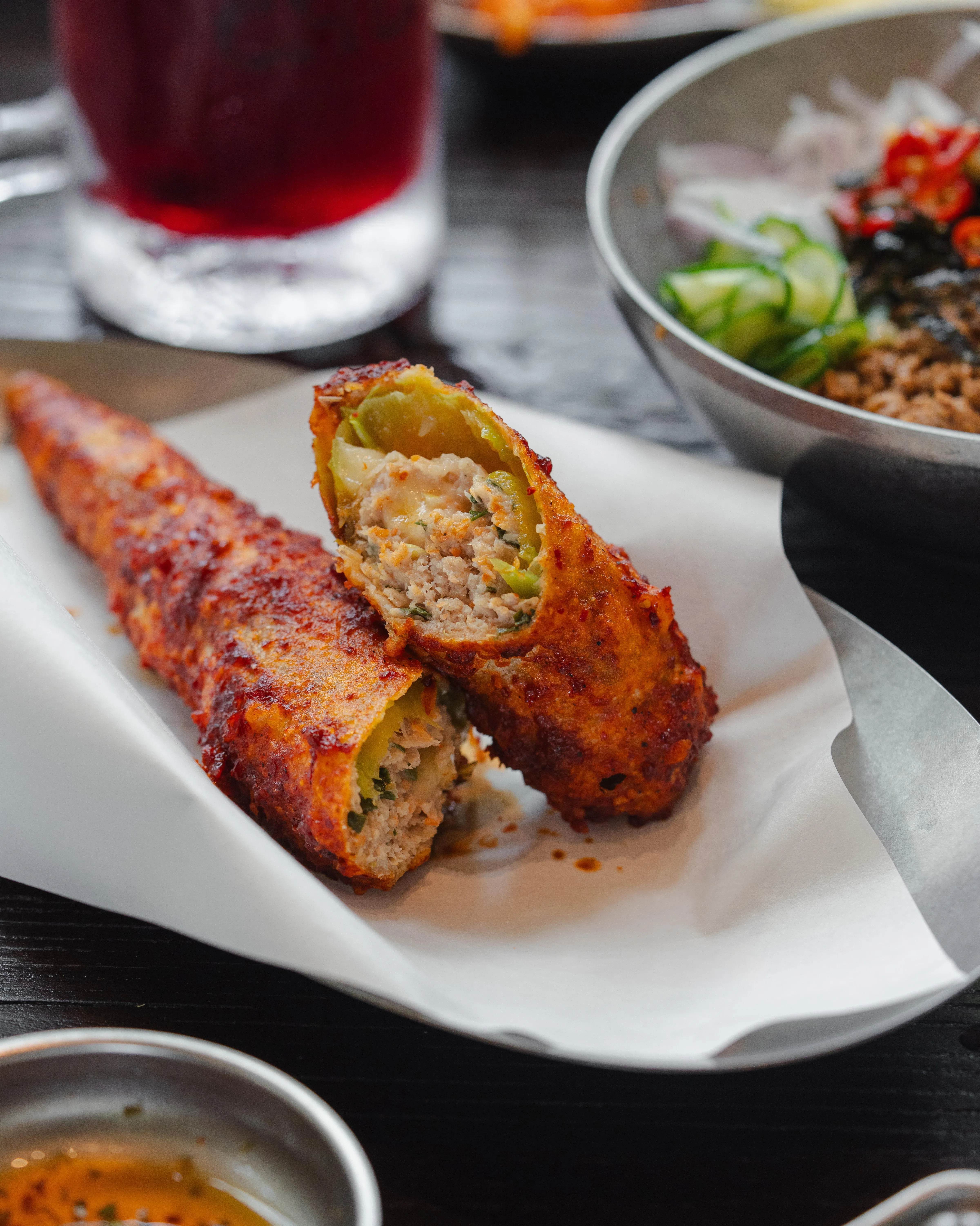 源自韩国传统市场的炸辣椒，是在青椒内包裹猪肉馅，外层炸得酥脆，入口清爽微辣。　（餐馆提供）