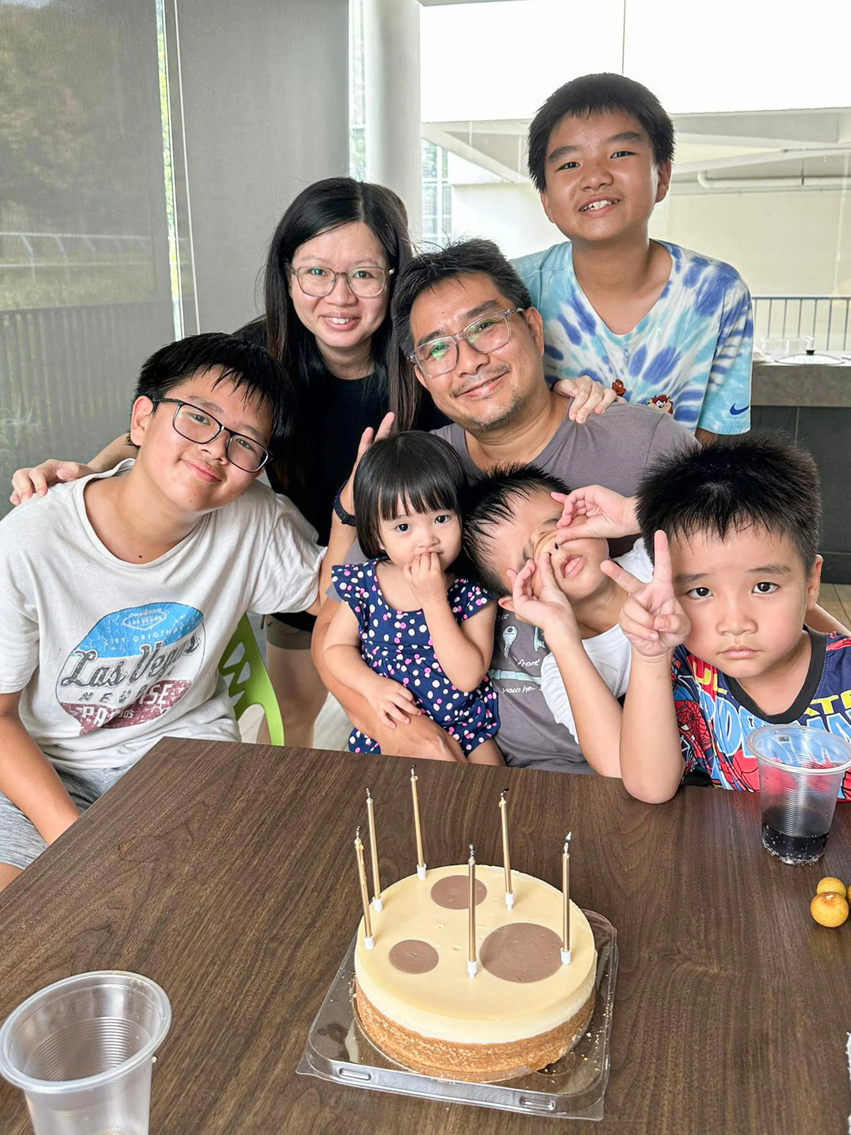 杨元豪（后排右，灰衣）与黄凯琳（后排左，黑衣）诞下第六宝，四名儿子与一名女儿都相当兴奋。（受仿者提供）