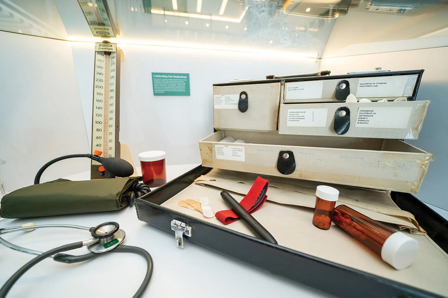 吕俊旸医生早年出诊箱中的医疗物品。（莱佛士医疗集团提供）