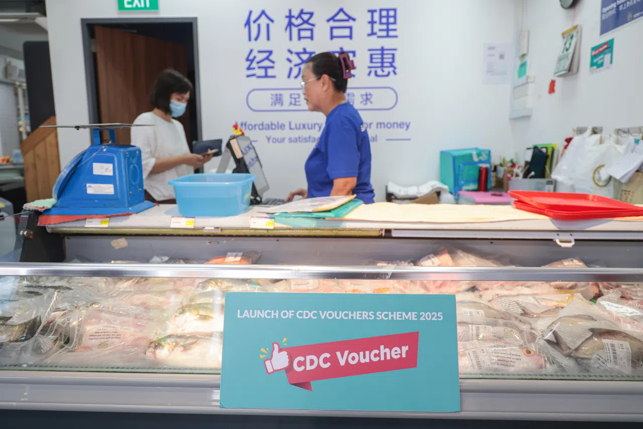 冷冻海鲜食品连锁专卖店Song Marketplace自去年9月左右入驻邻里商店不久后，开始接受邻里购物券为支付方式之一。（李冠卫摄）