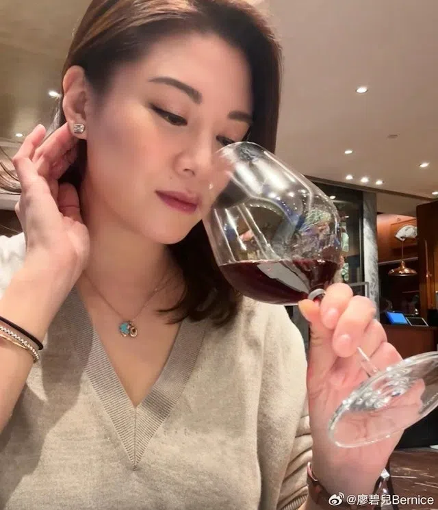 廖碧儿认真品味红酒。（取自廖碧儿IG）