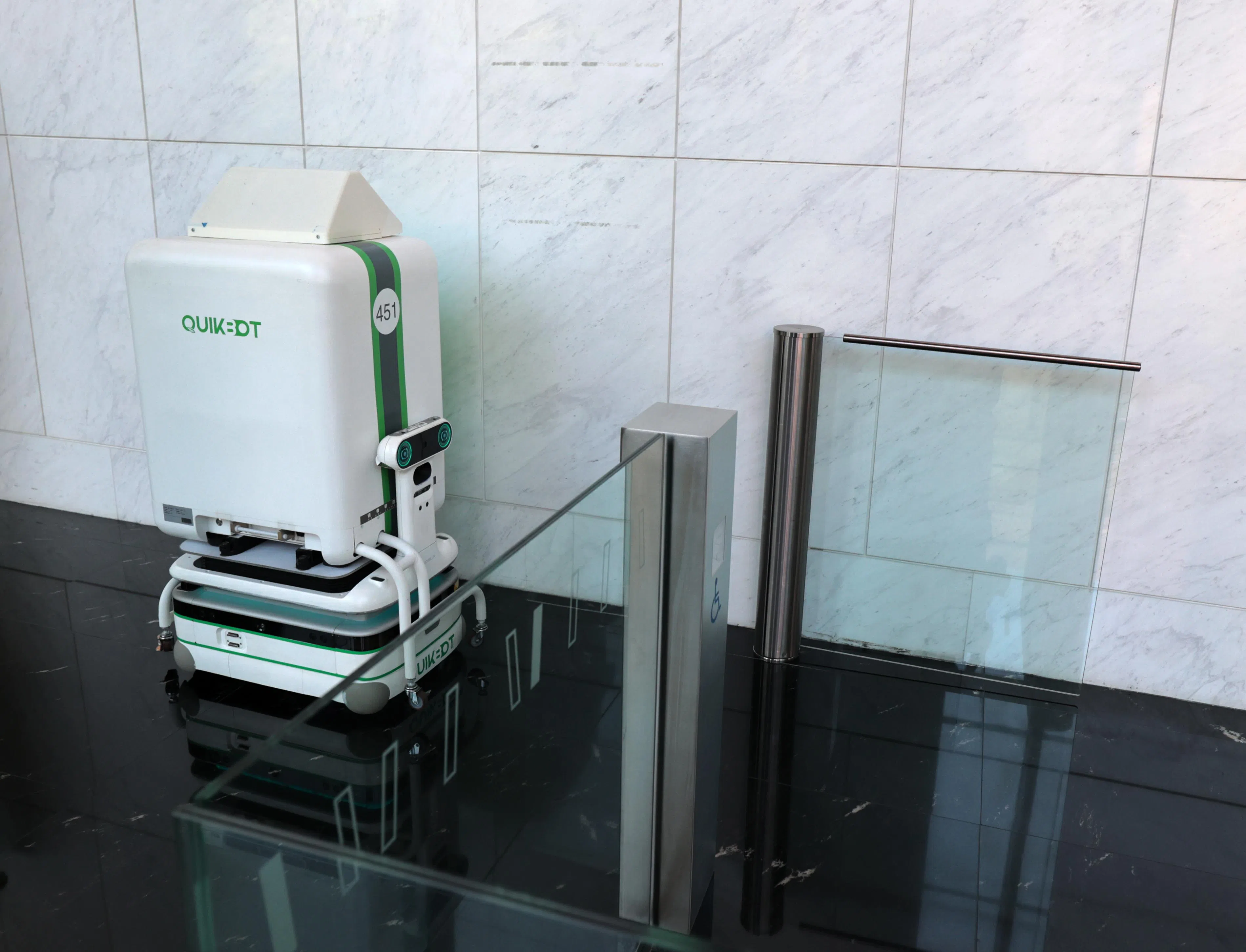 大楼专属小机器人接到智能柜后，通过无线连接自动打开闸门。（梁麒麟摄）