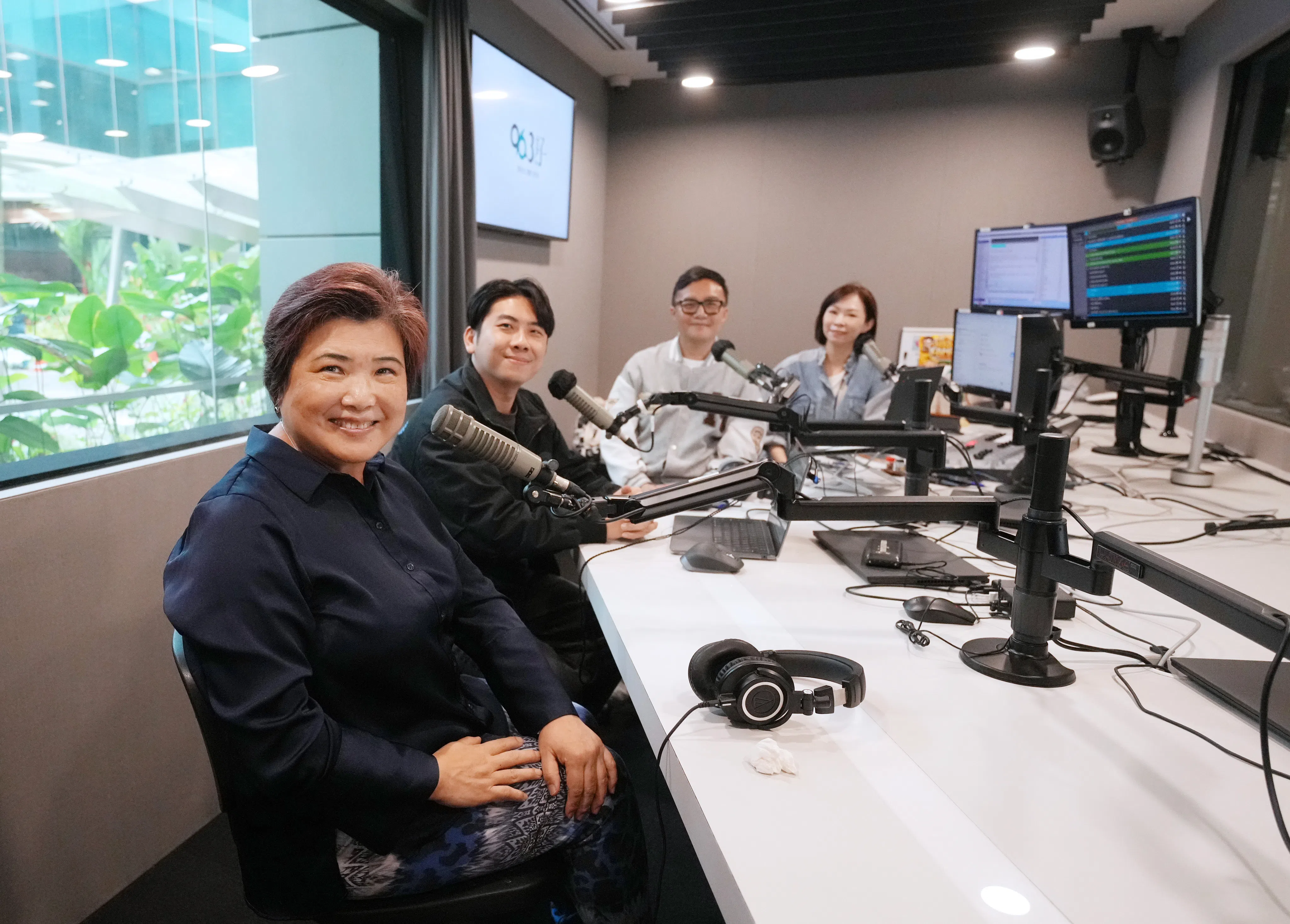江江（左起）上96.3好FM早班节目，与余思远、皓皓和陈丽仪畅聊欧洲生活。（谢智扬摄）