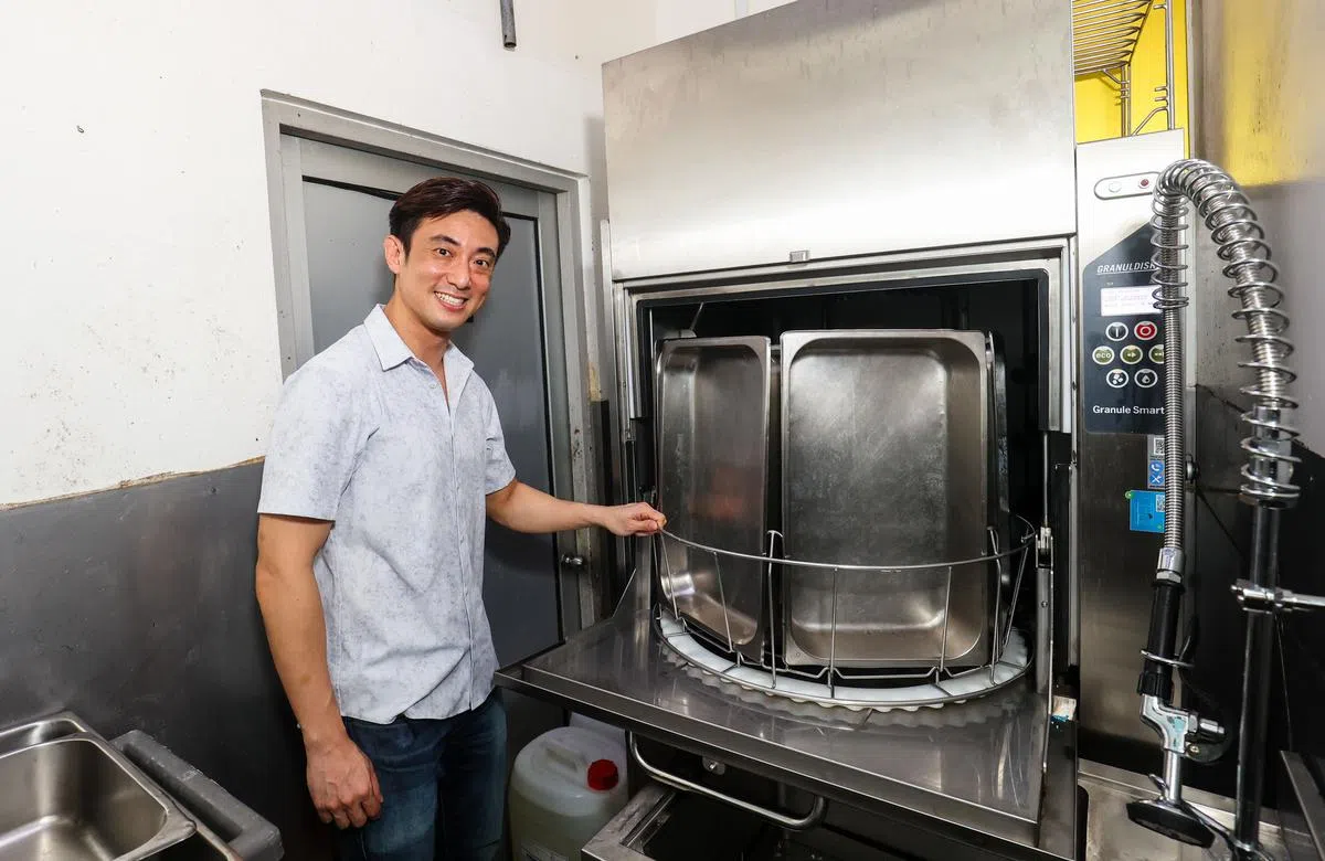 Foodtalks运用自动洗碗机节省人力，大大提高生产力。图为公司执行董事黄期达。（蔡家增摄）