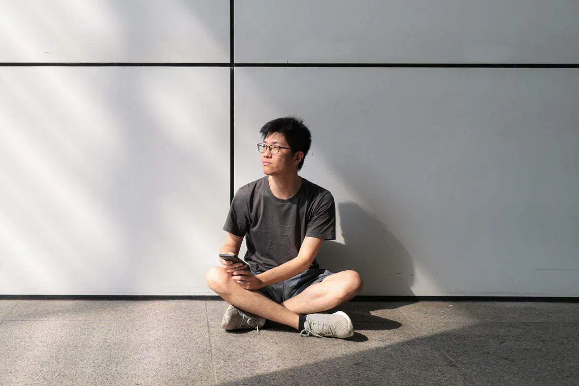 郑泽榆的灵感大多来自在新加坡的生活，灵感充沛时拿着手机就可以完成一首诗的创作。（李冠卫摄）