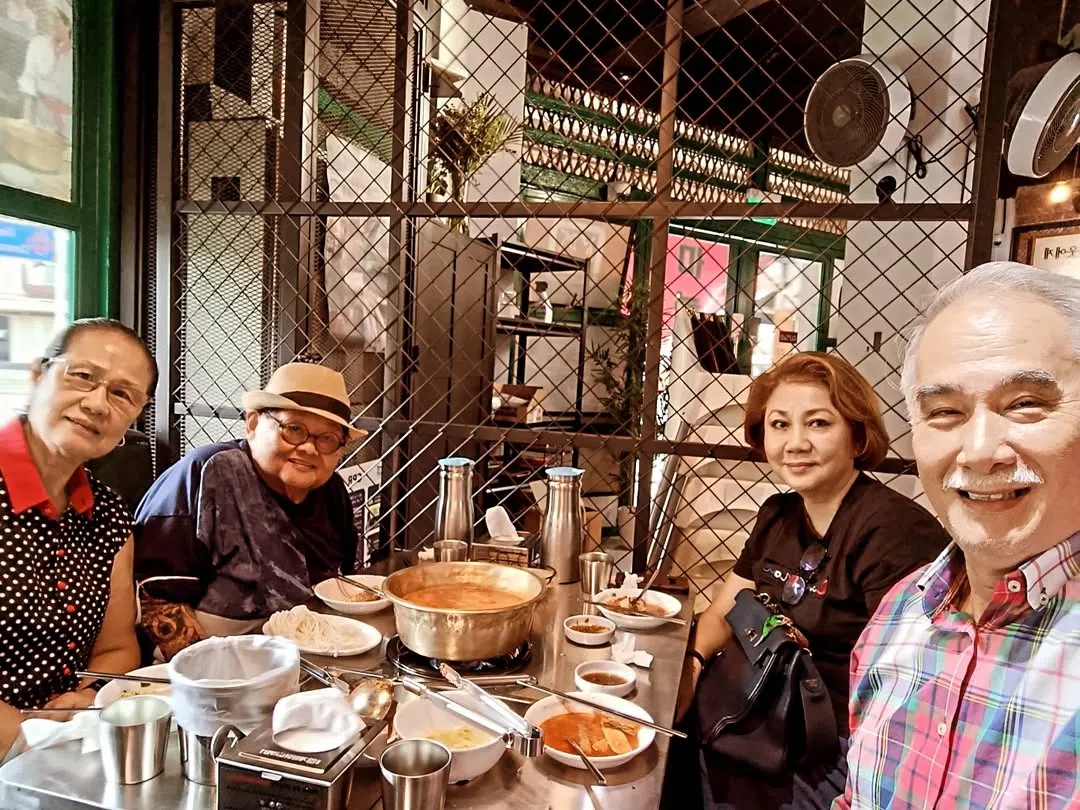 朱厚任夫妇（右一右二）不久前和林益民夫妇（左二左一）在韩国餐馆用餐。（取自朱厚任IG）