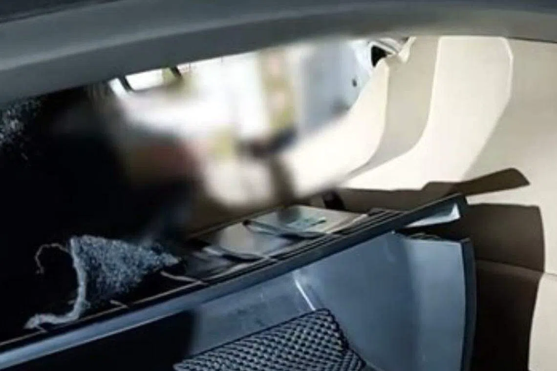 警方在改装车前座置物柜里查获走私漏税香烟。（移民与关卡局脸书视频截图）