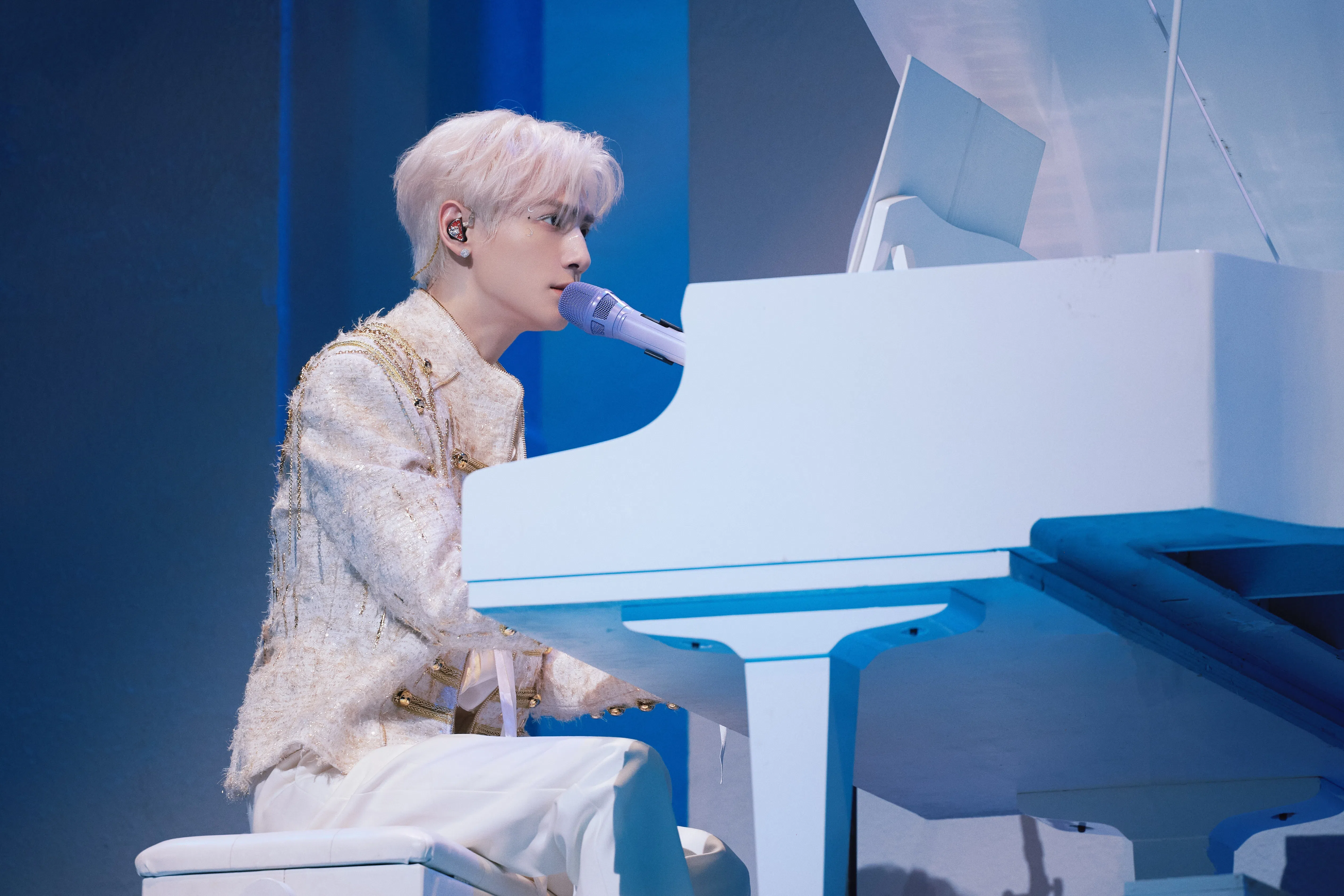 罗云熙在个人演唱会表演由李伟菘制作的新曲《晨星》。（取自罗云熙工作室微博）