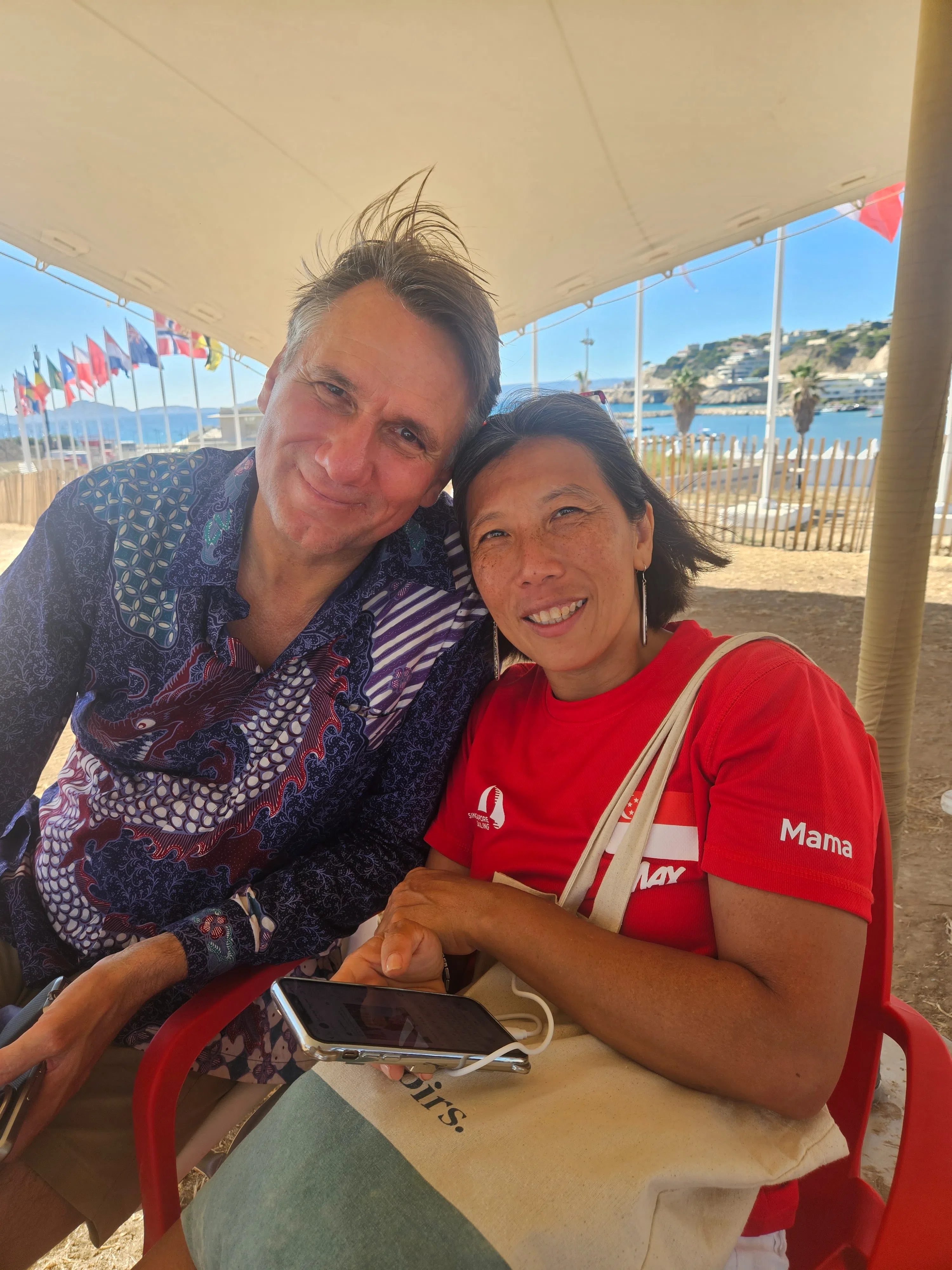 墨士廉的父亲瓦伦丁·梅德和母亲丁慧卿在比赛结束后，接受记者的采访。（何欣颜摄）