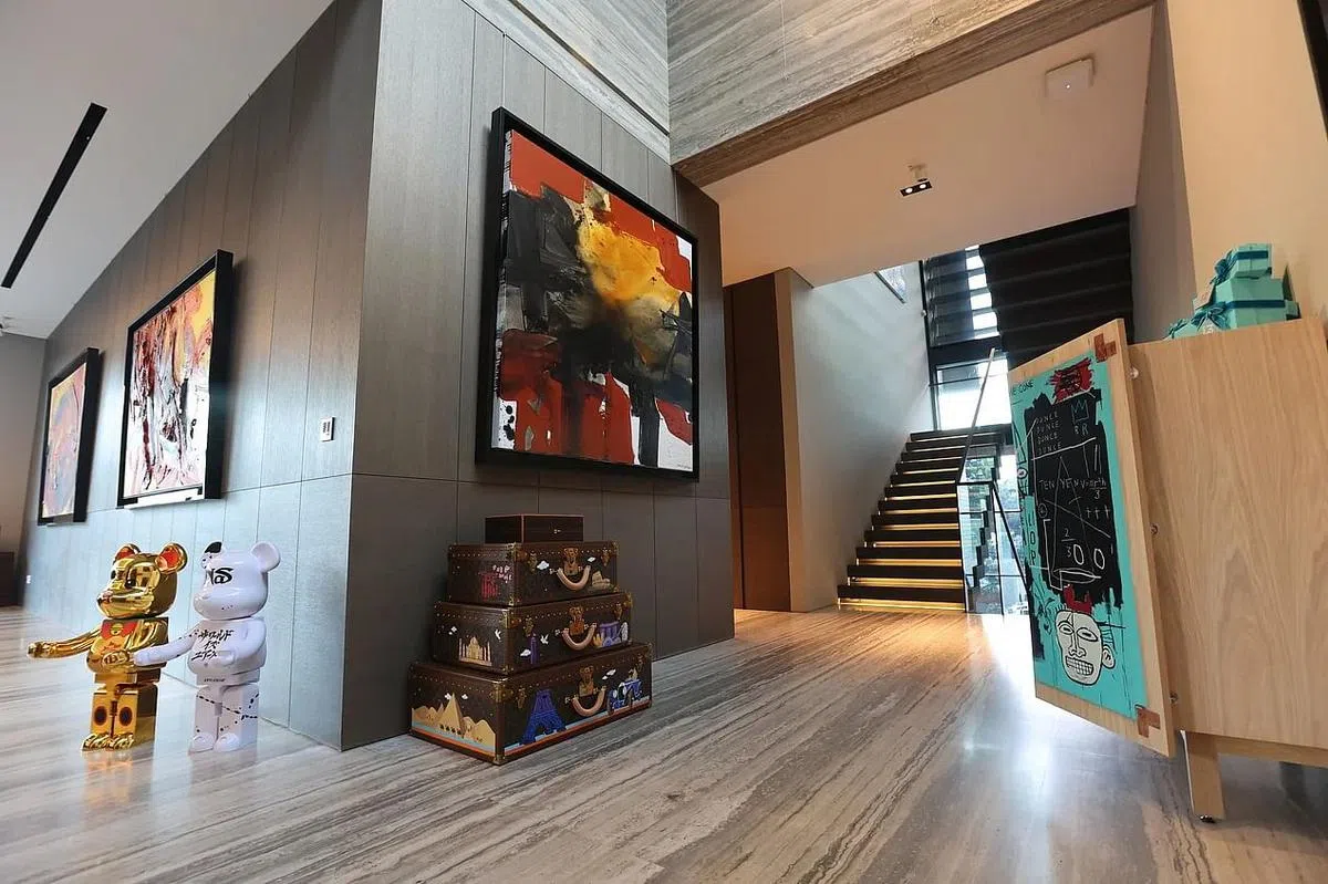 豪宅各角落随处摆放了许多藏家梦寐以求的画作和艺术品。（龙国雄摄）